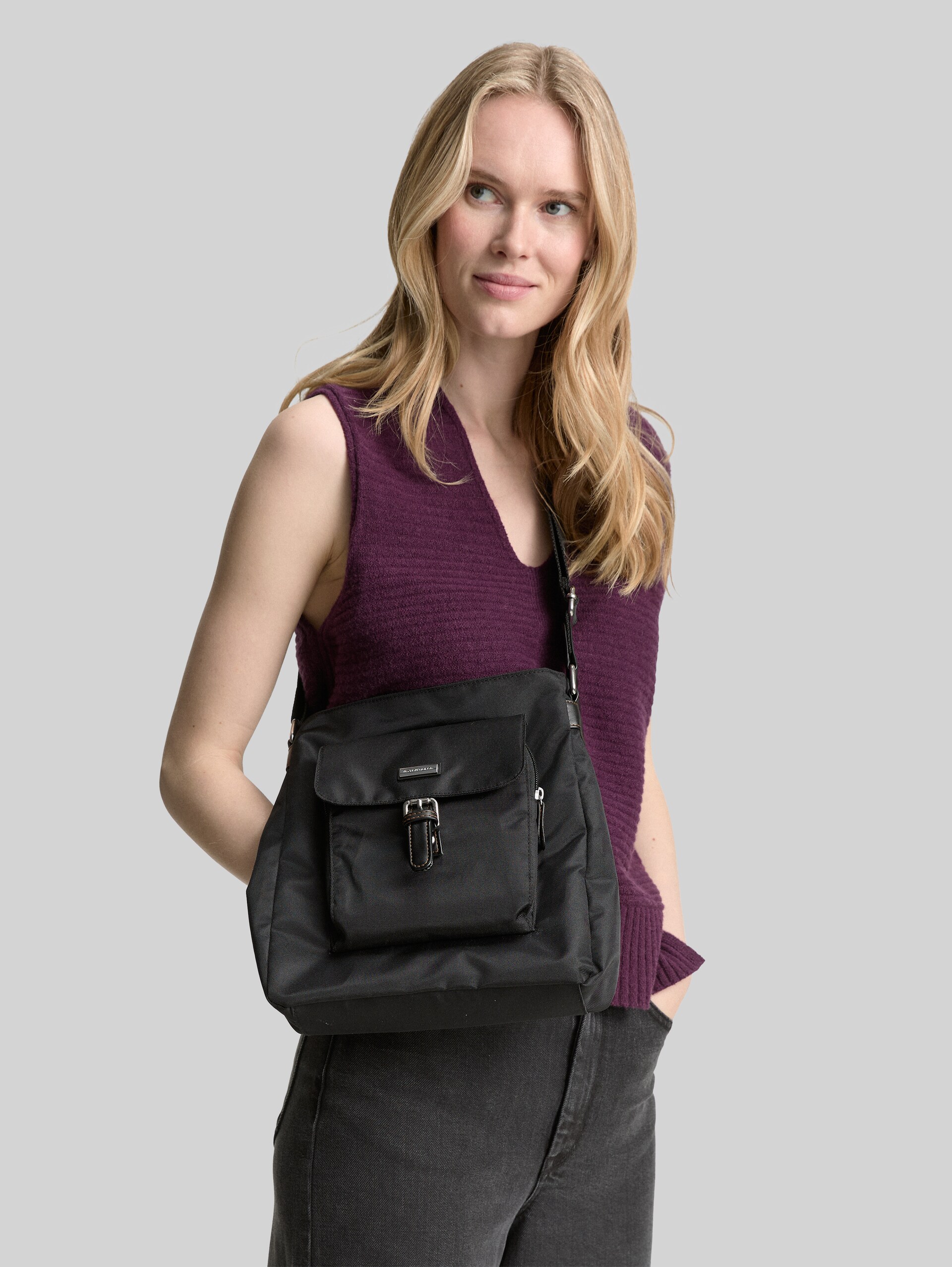 TTRINA Umhängetasche aus Nylon - schwarz / black - seitliche Model-Ansicht