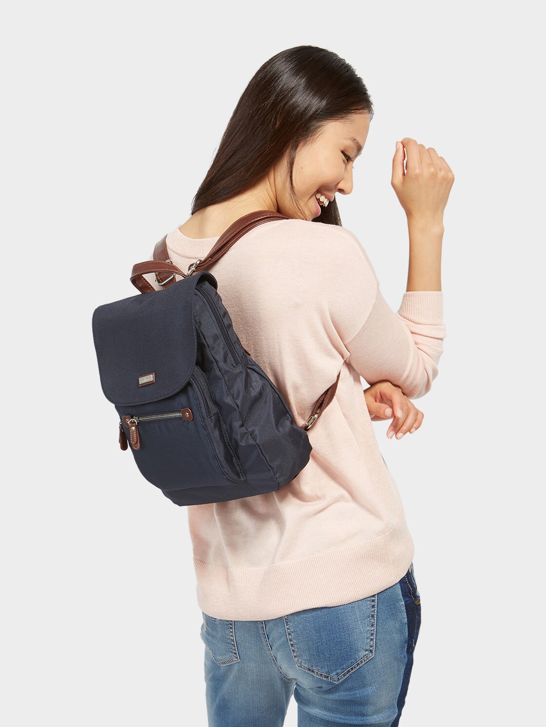 TTRINA Rucksack - blue - seitliche Model-Ansicht