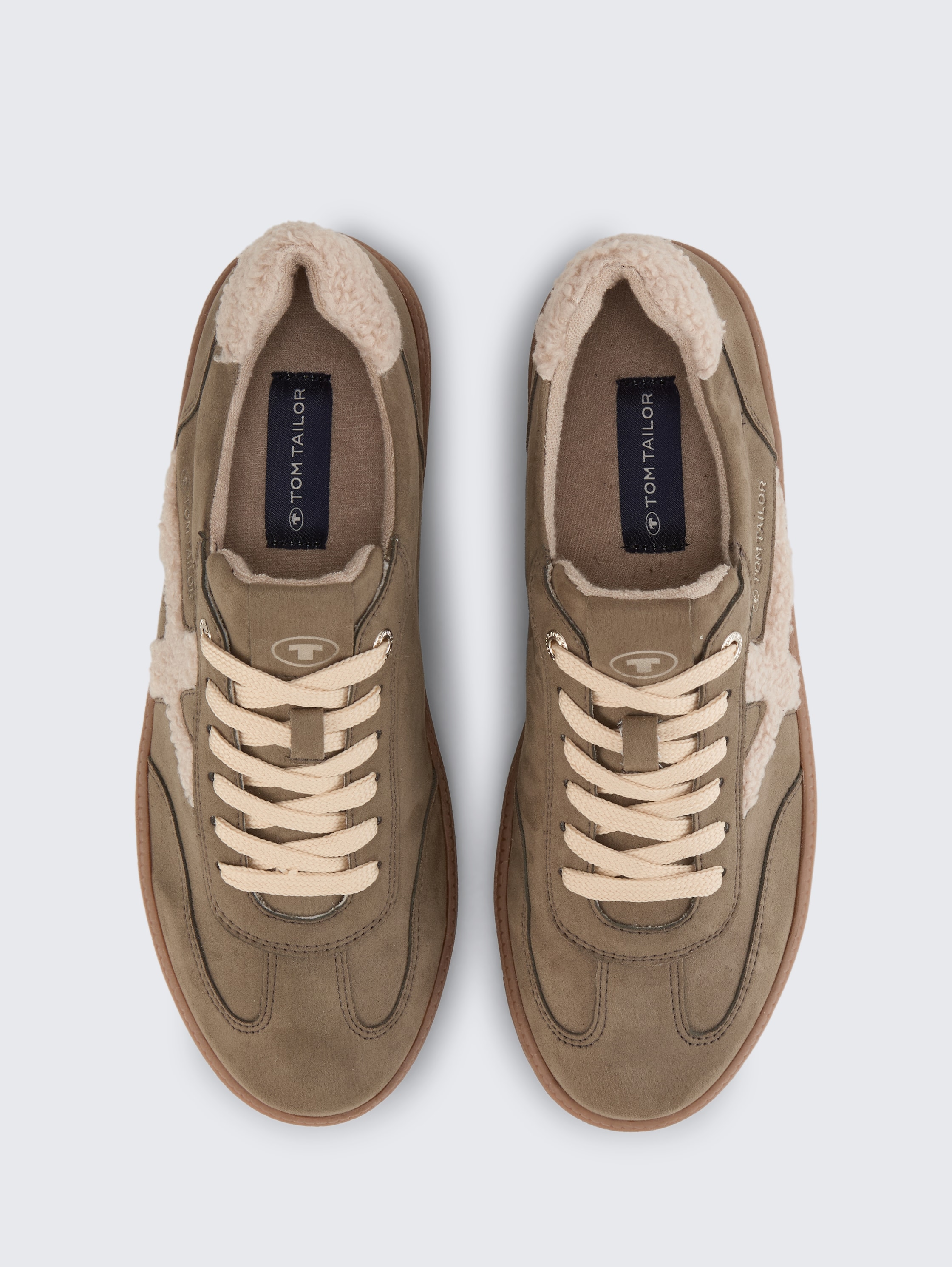 Gefütterte Sneaker mit Plateau-Sohle - khaki - 