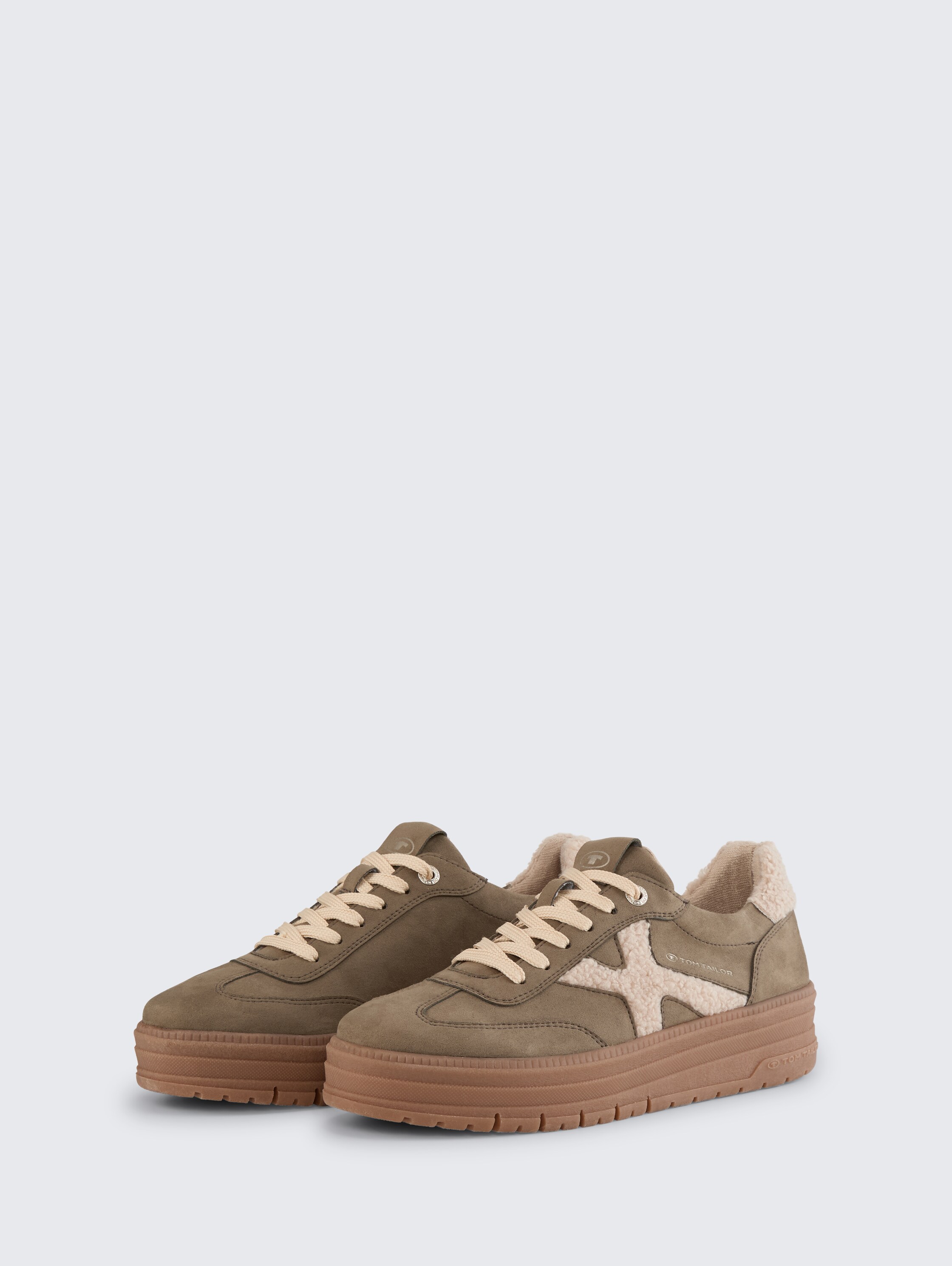 Gefütterte Sneaker mit Plateau-Sohle - khaki - 
