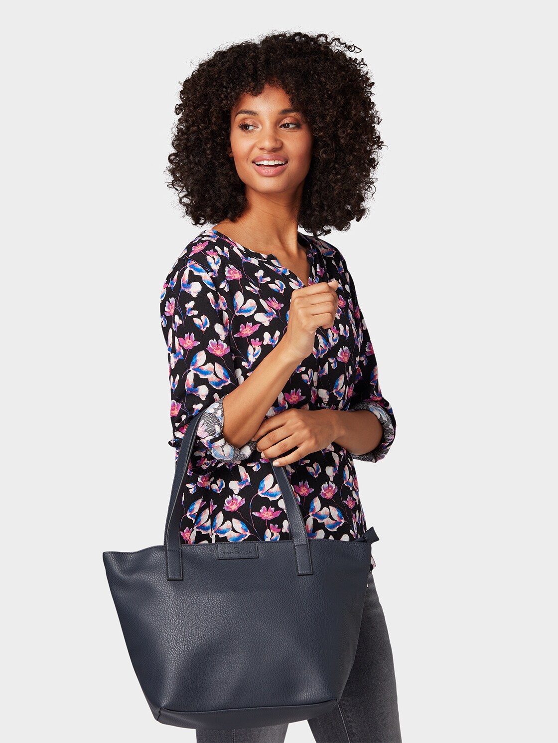 TTMIRI L shopper met logobadge - blue - zijaanzicht model