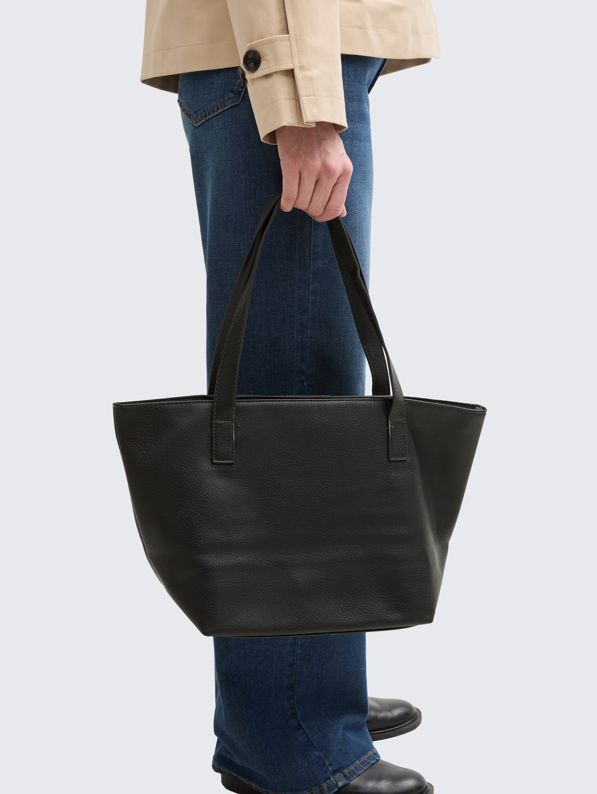 TTMIRI L Shopper mit Logo-Badge - schwarz / black - seitliche Model-Ansicht