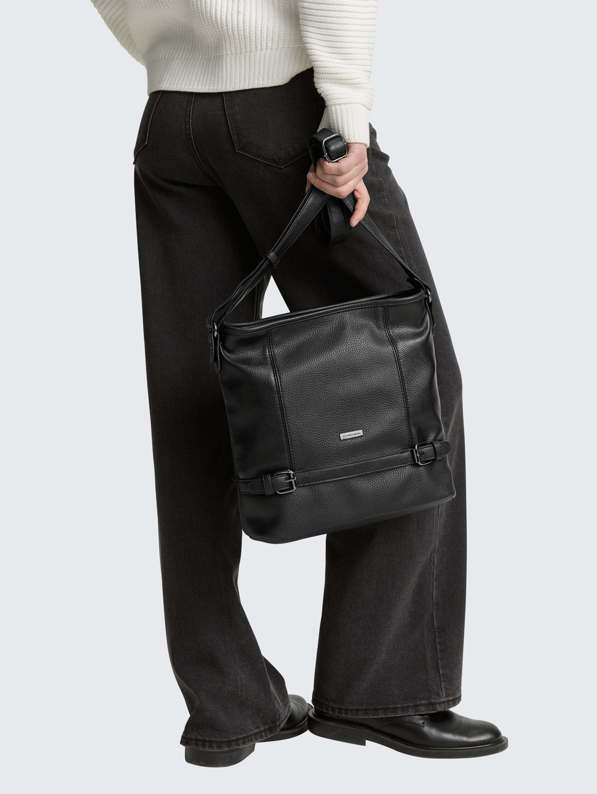 TTJUNA Beuteltasche mit Gürtelelement - schwarz / black - seitliche Model-Ansicht