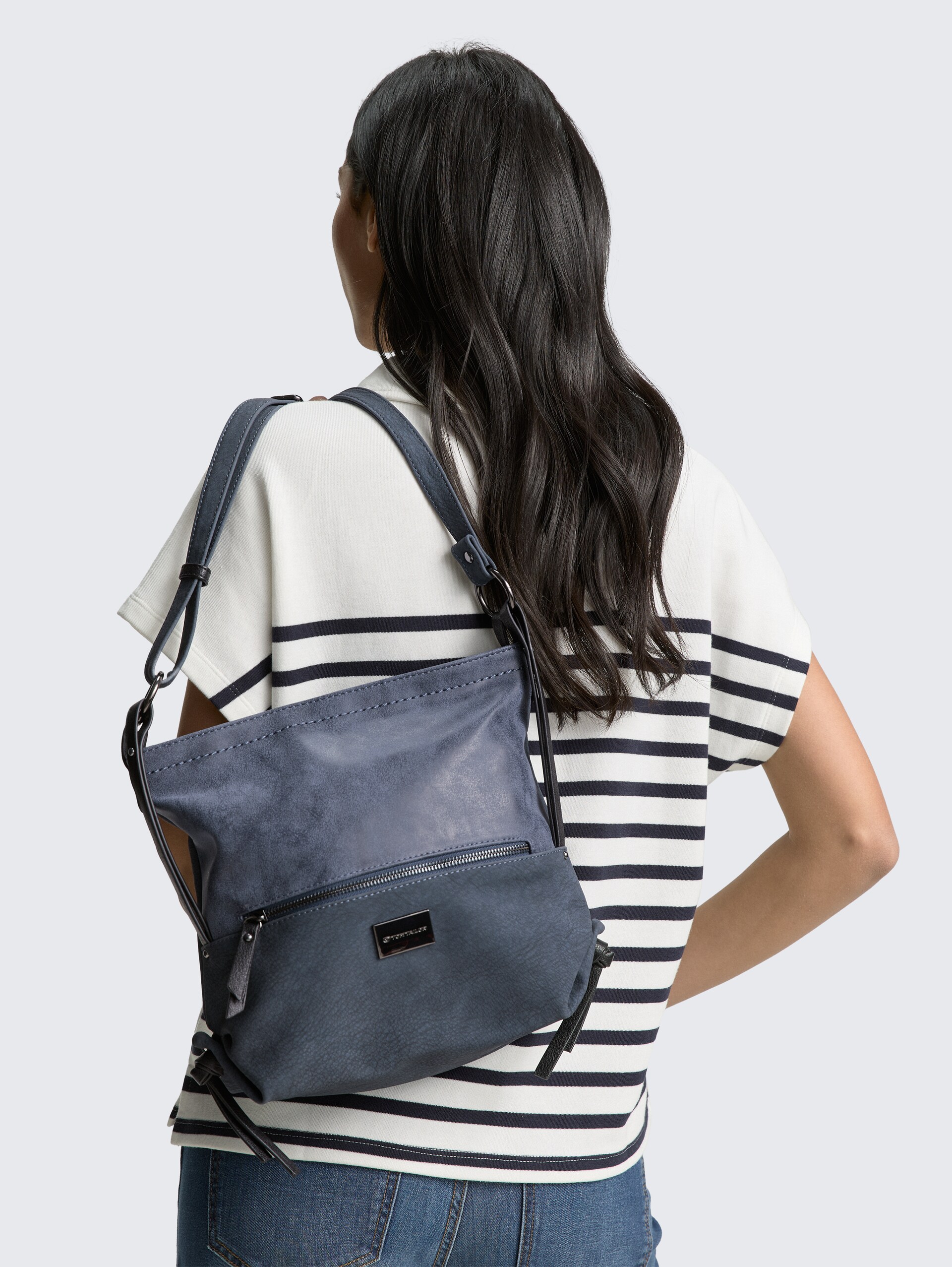 TTELIN M Umhängetasche mit Material-Mix - blue - seitliche Model-Ansicht