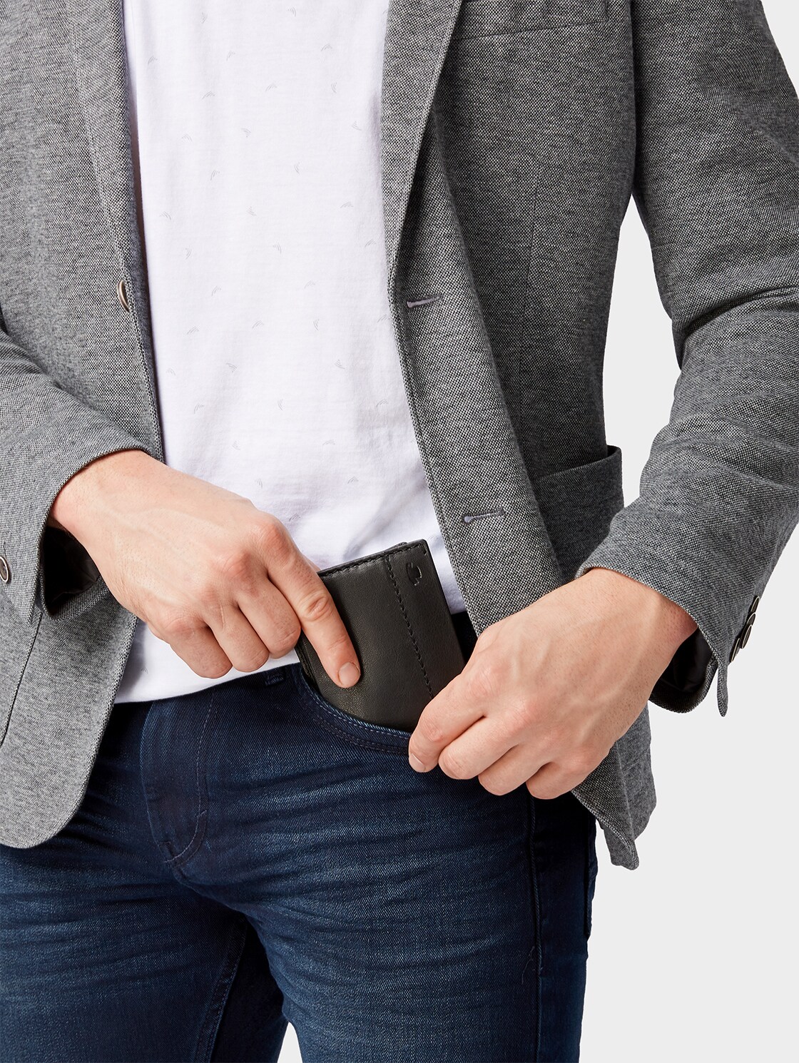 TTKAI Brieftasche aus Leder - schwarz / black - seitliche Model-Ansicht