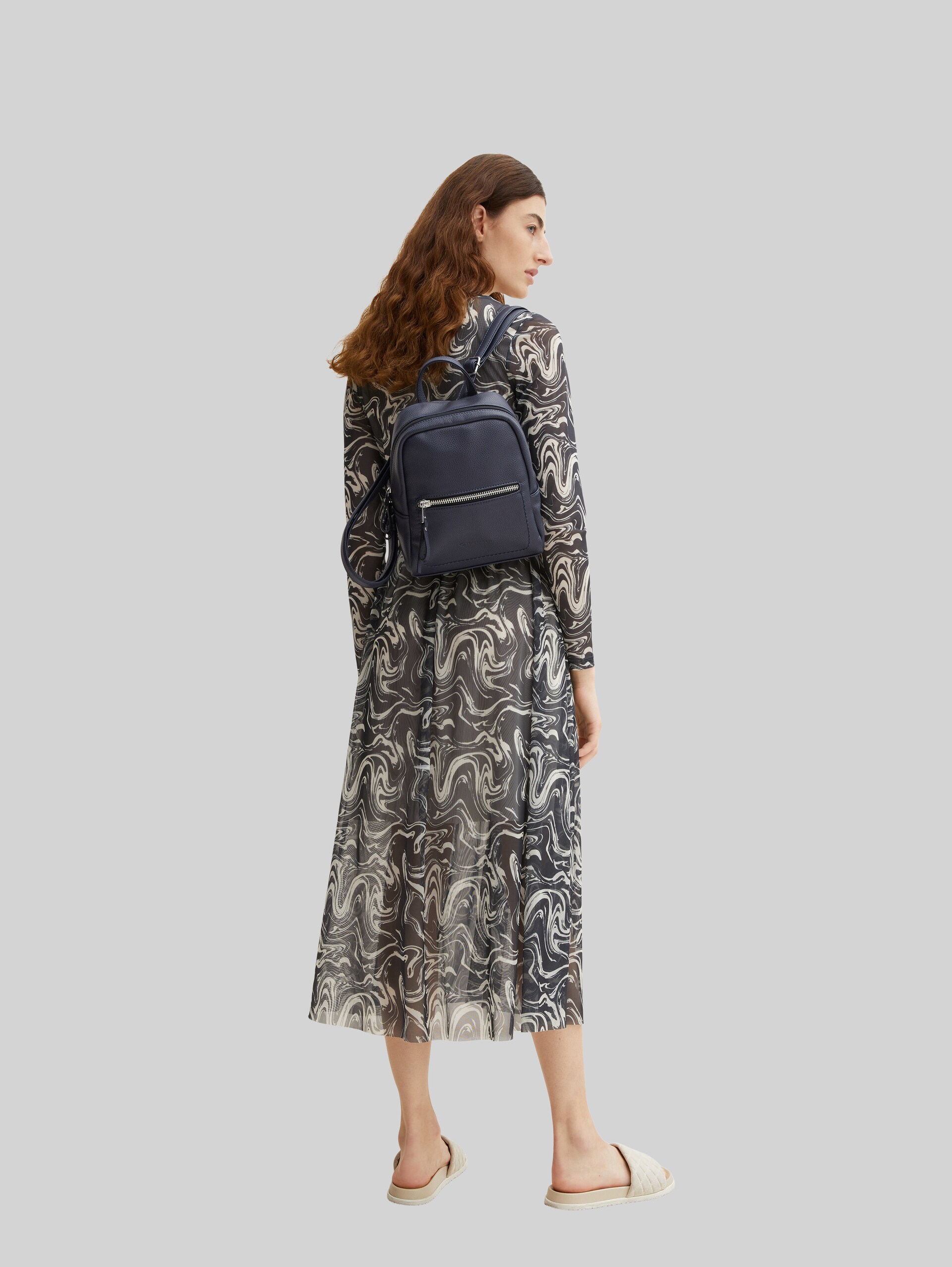 TTTINNA S Rucksack aus Lederimitat - blue - seitliche Model-Ansicht