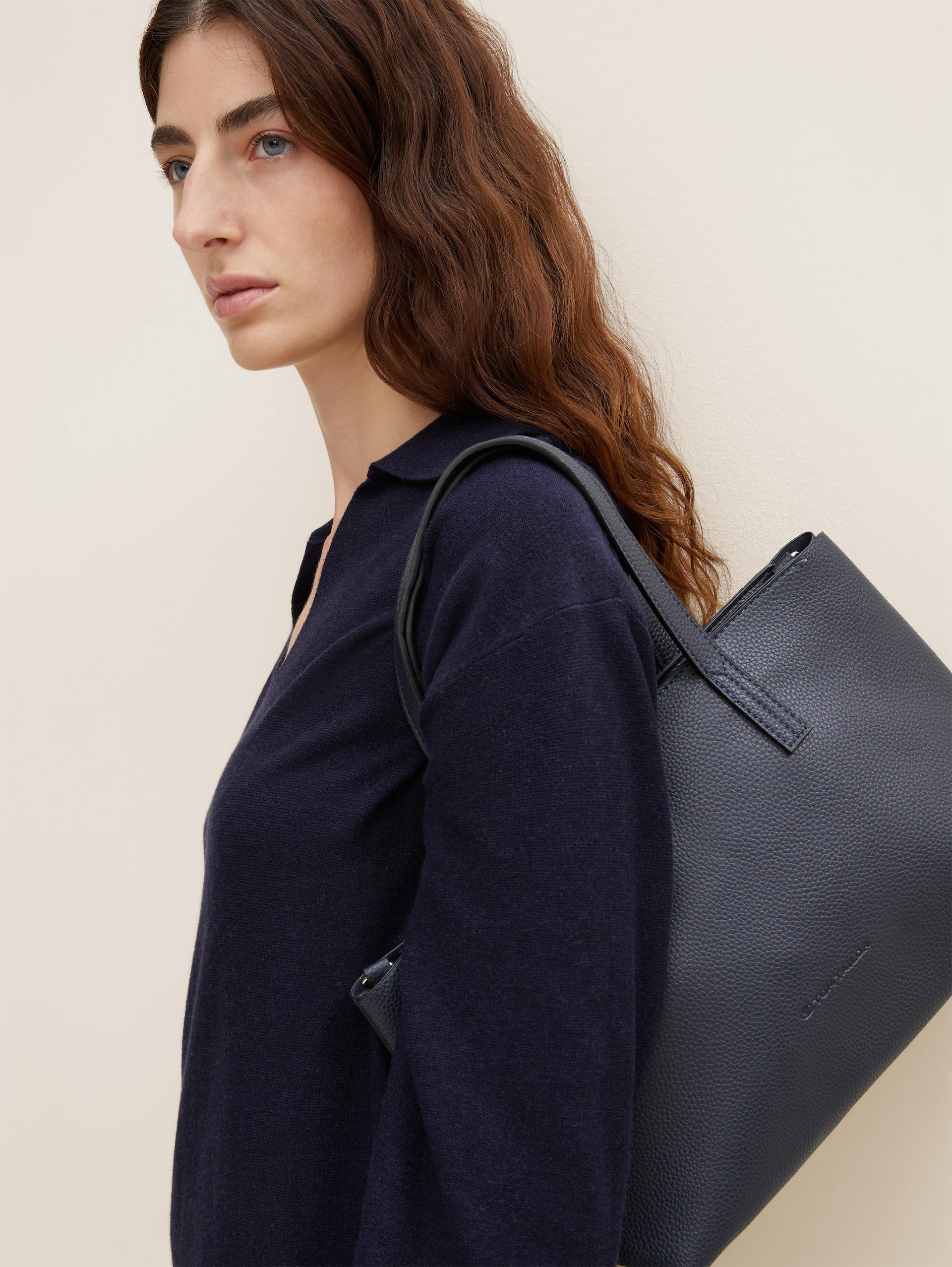 TTMARLA shopper met klein reliëflogo - dark blue - zijaanzicht model