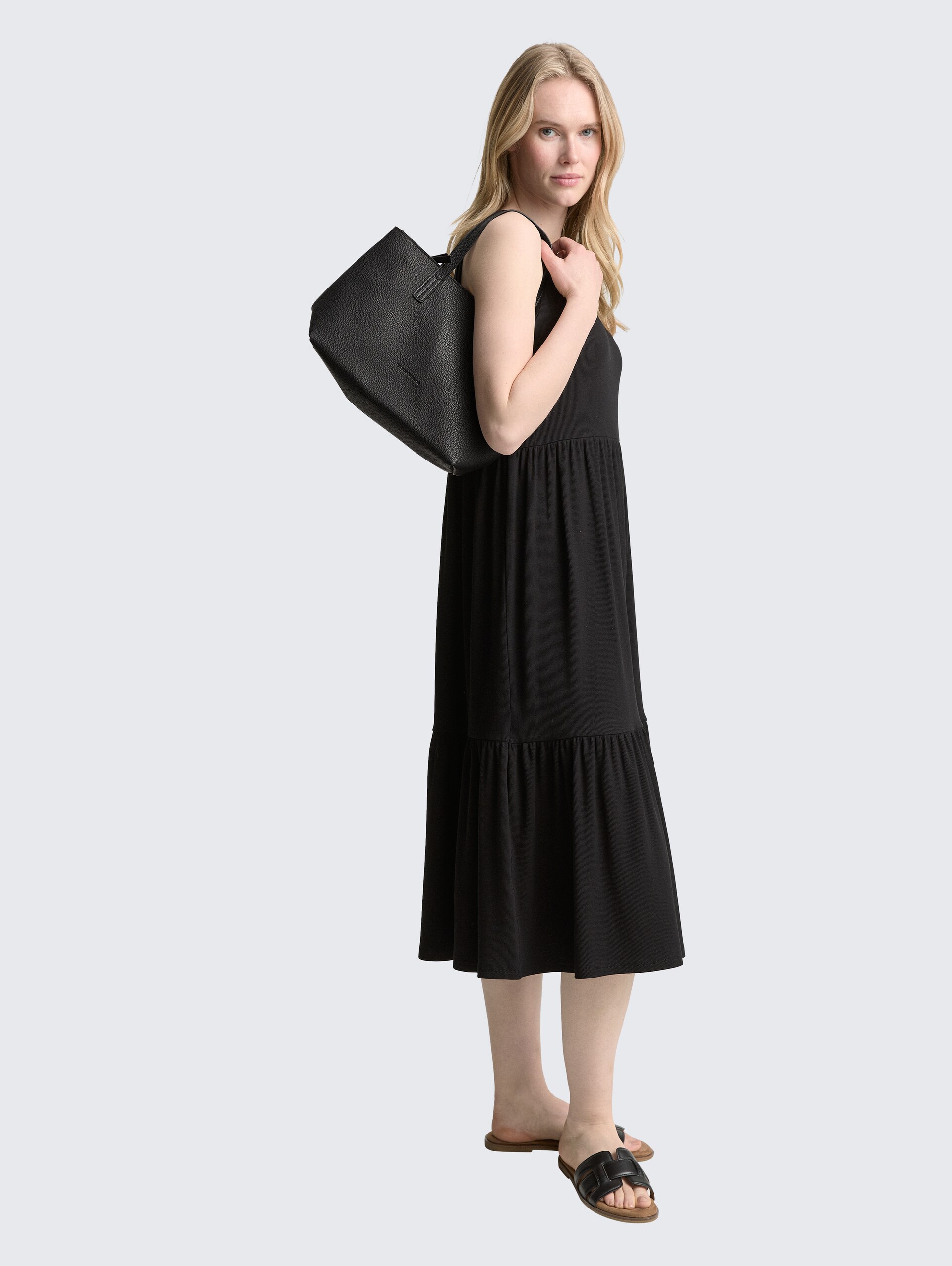 TTMARLA Shopper mit kleiner Logo-Prägung - schwarz / black - seitliche Model-Ansicht
