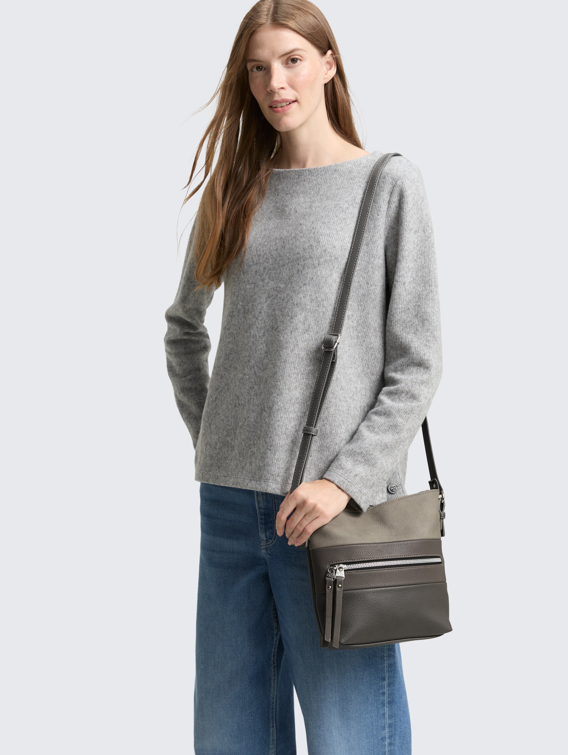 TTELLEN M Umhängetasche mit Colour-Blocking - mixed grey - seitliche Model-Ansicht