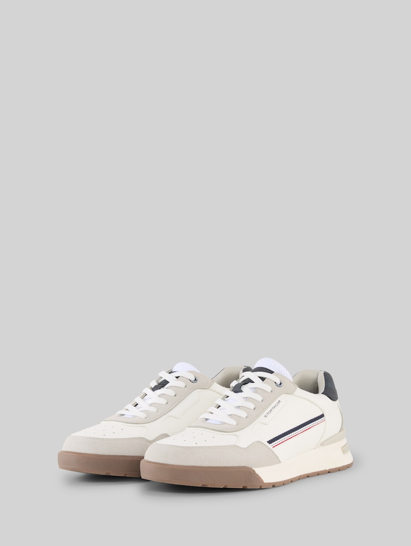 Sneaker aus Lederimitat von Men, white