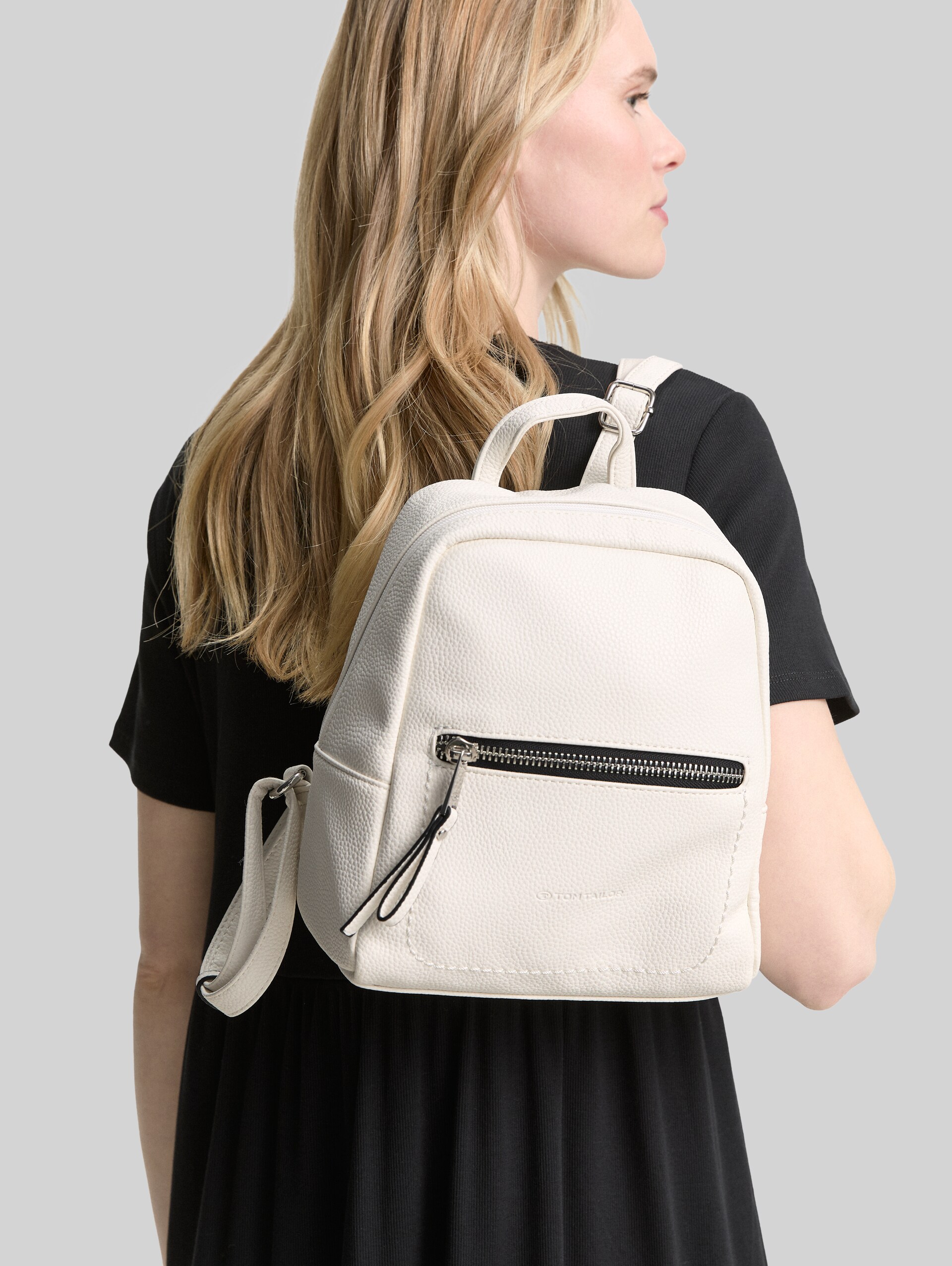 TTTINNA Rucksack aus Lederimitat - white - seitliche Model-Ansicht