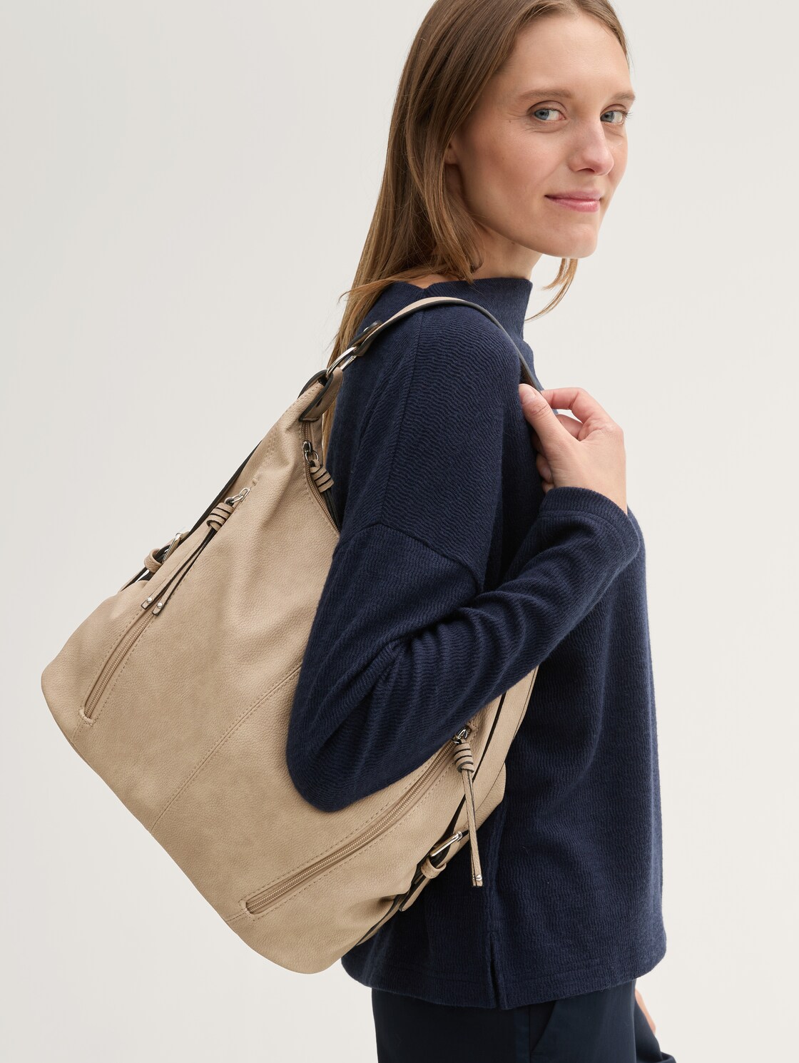 TTCAIA Schultertasche mit Reißverschluss-Details - taupe / taupe - seitliche Model-Ansicht