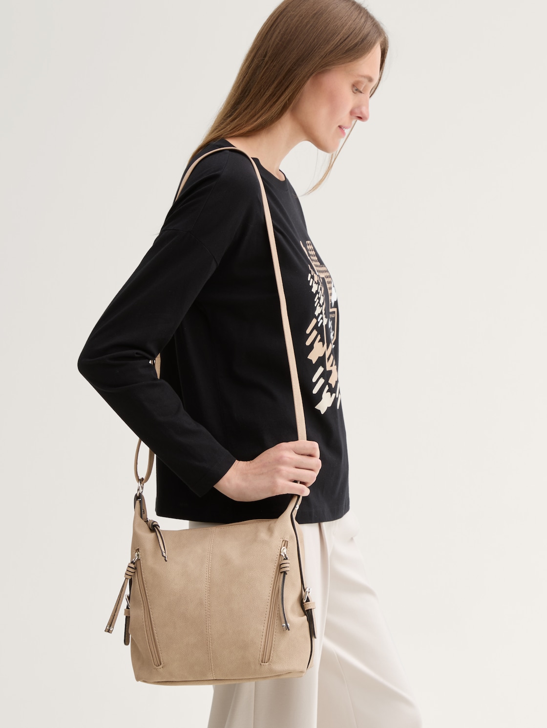 TTCAIA M Umhängetasche mit Reißverschluss-Details - taupe / taupe - seitliche Model-Ansicht