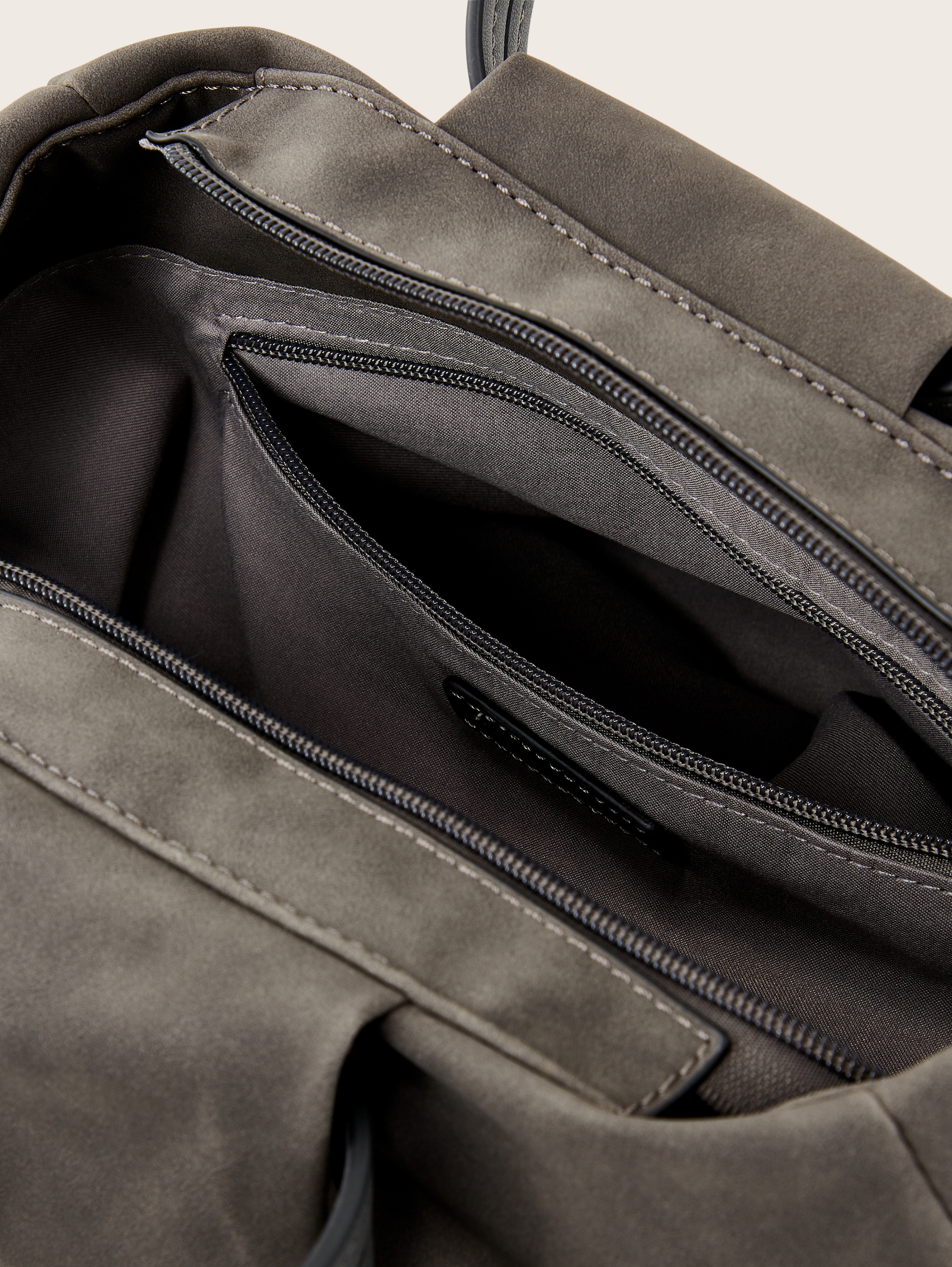 Adrianna Umhängetasche - dark grey - seitliche Produkt-Ansicht 