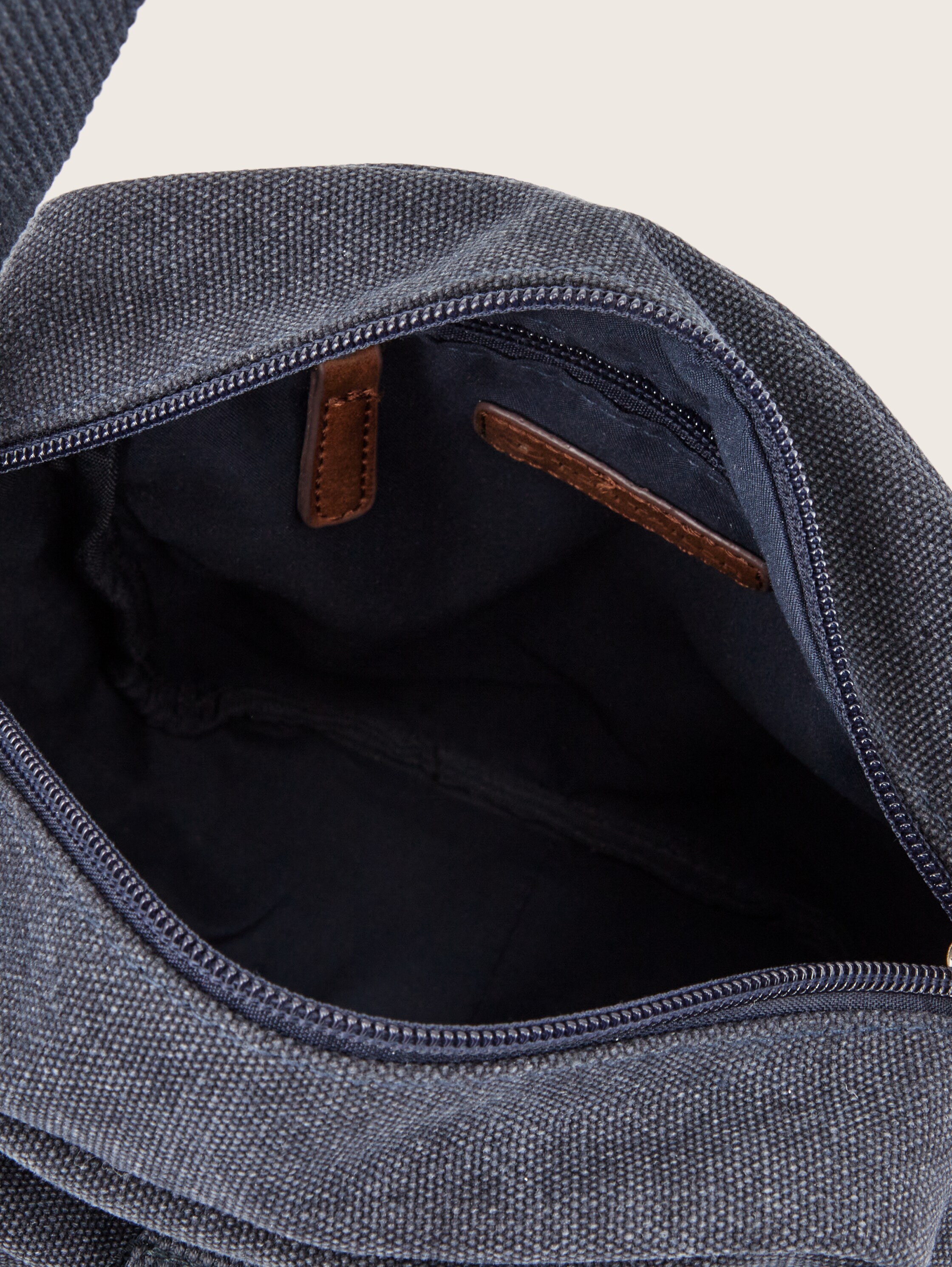 Canvas schoudertas CAY - dark blue - zijaanzicht product 