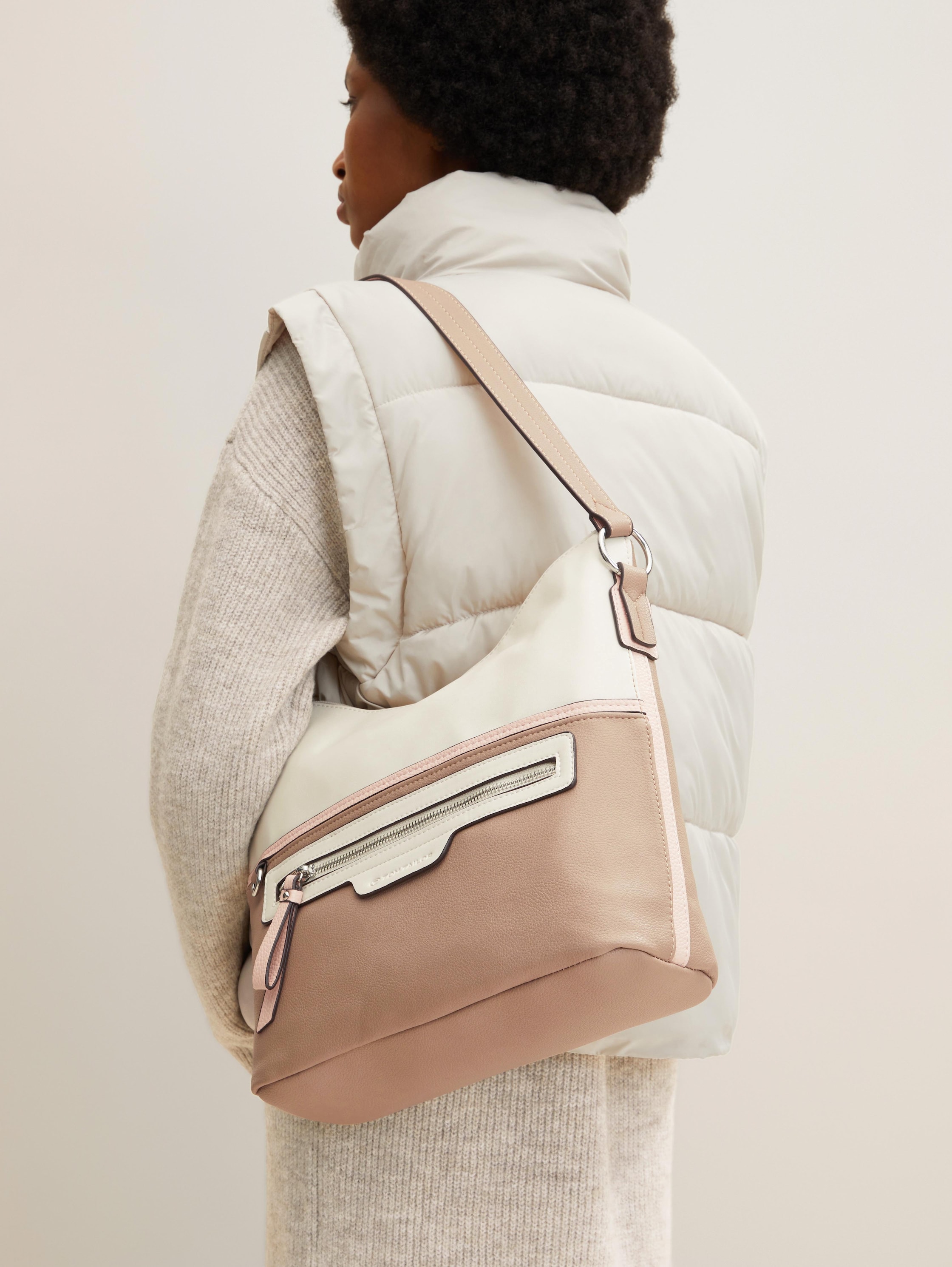 Jule Umhängetasche im zweifarbigem Design - mixed rose - seitliche Model-Ansicht