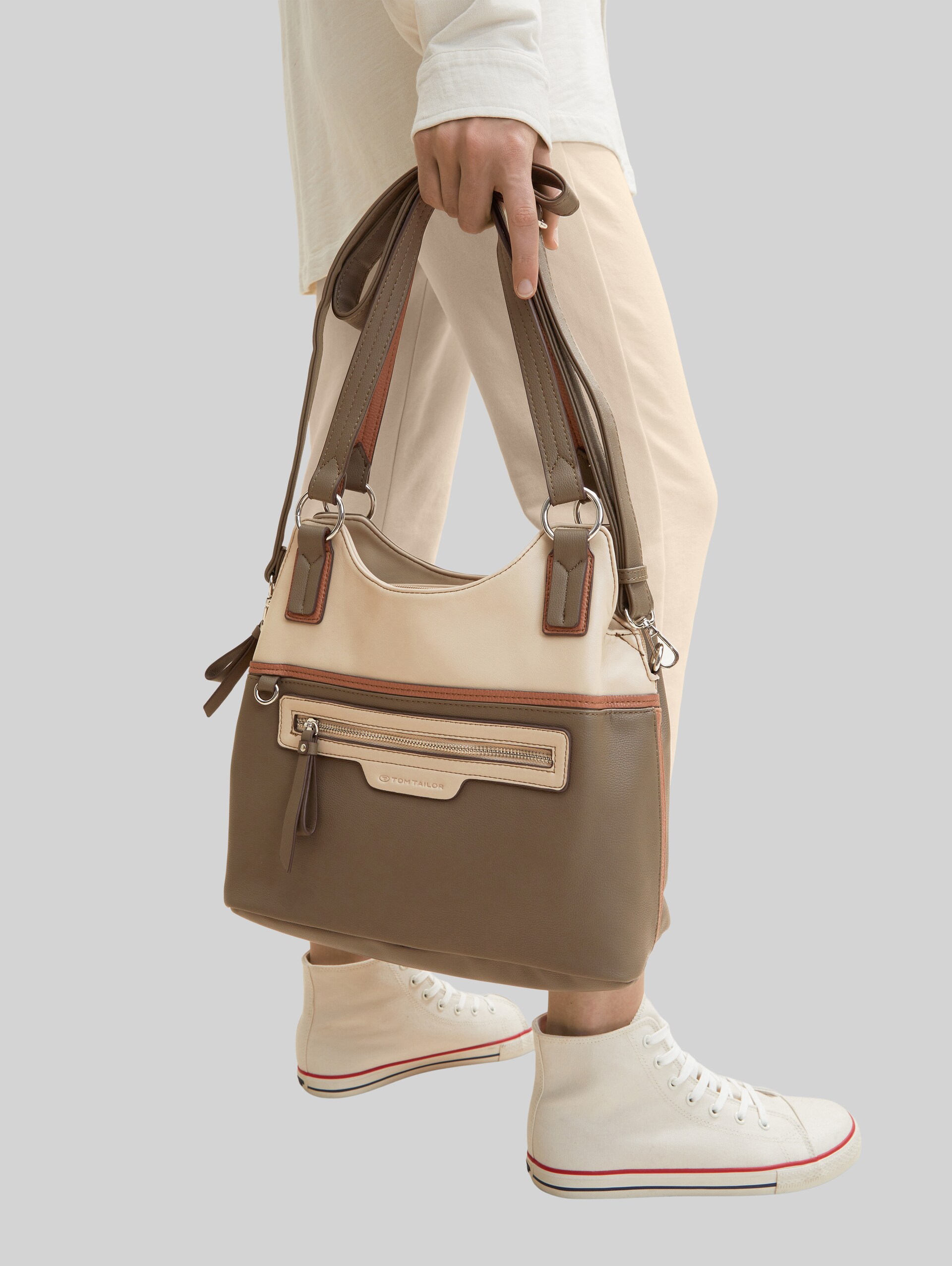 TTJULE L Shopper mit Colour Blocking - mixed taupe - seitliche Model-Ansicht