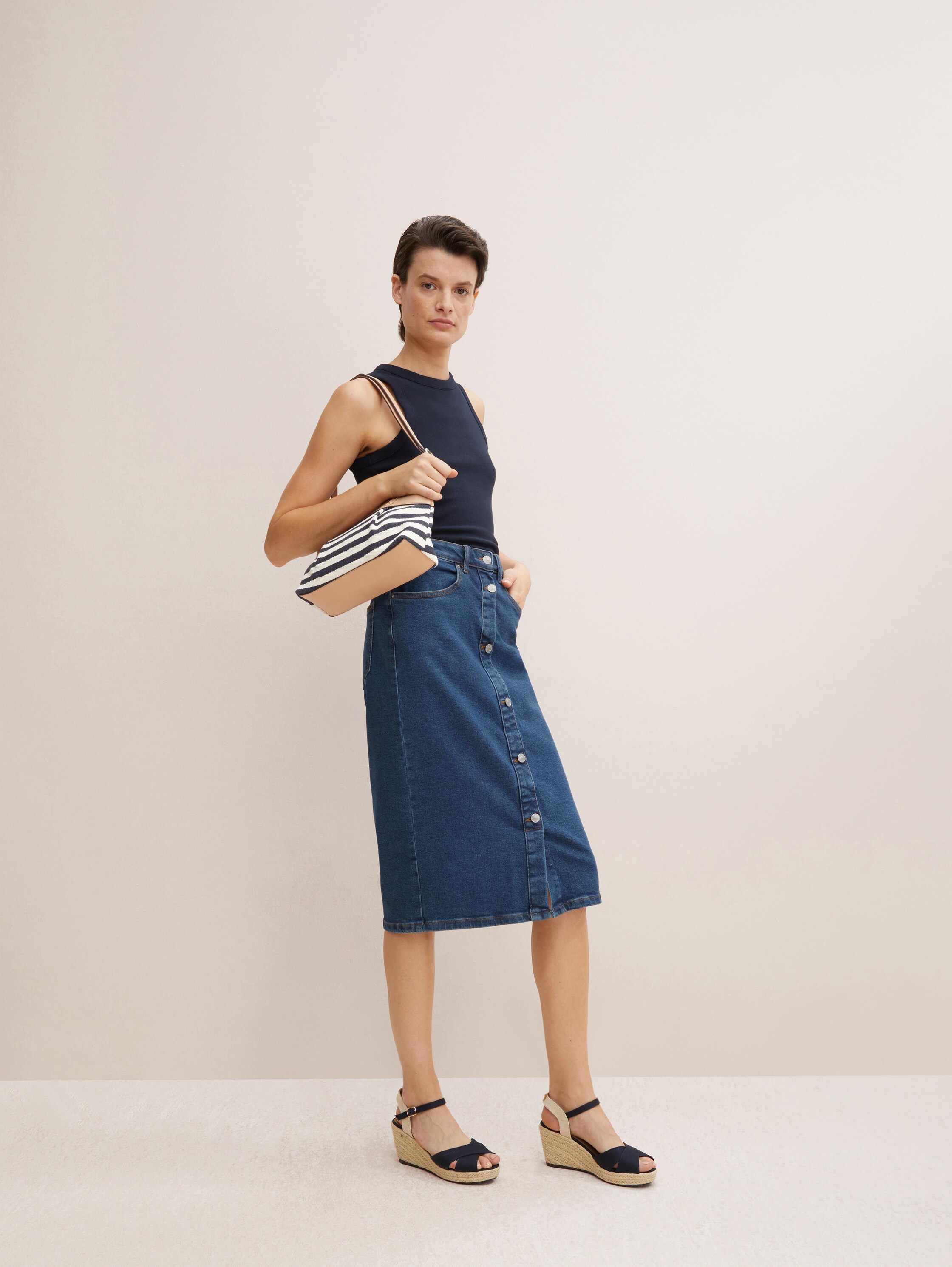 Medium schoudertas met ritsopening Nia - stripes blue - zijaanzicht model