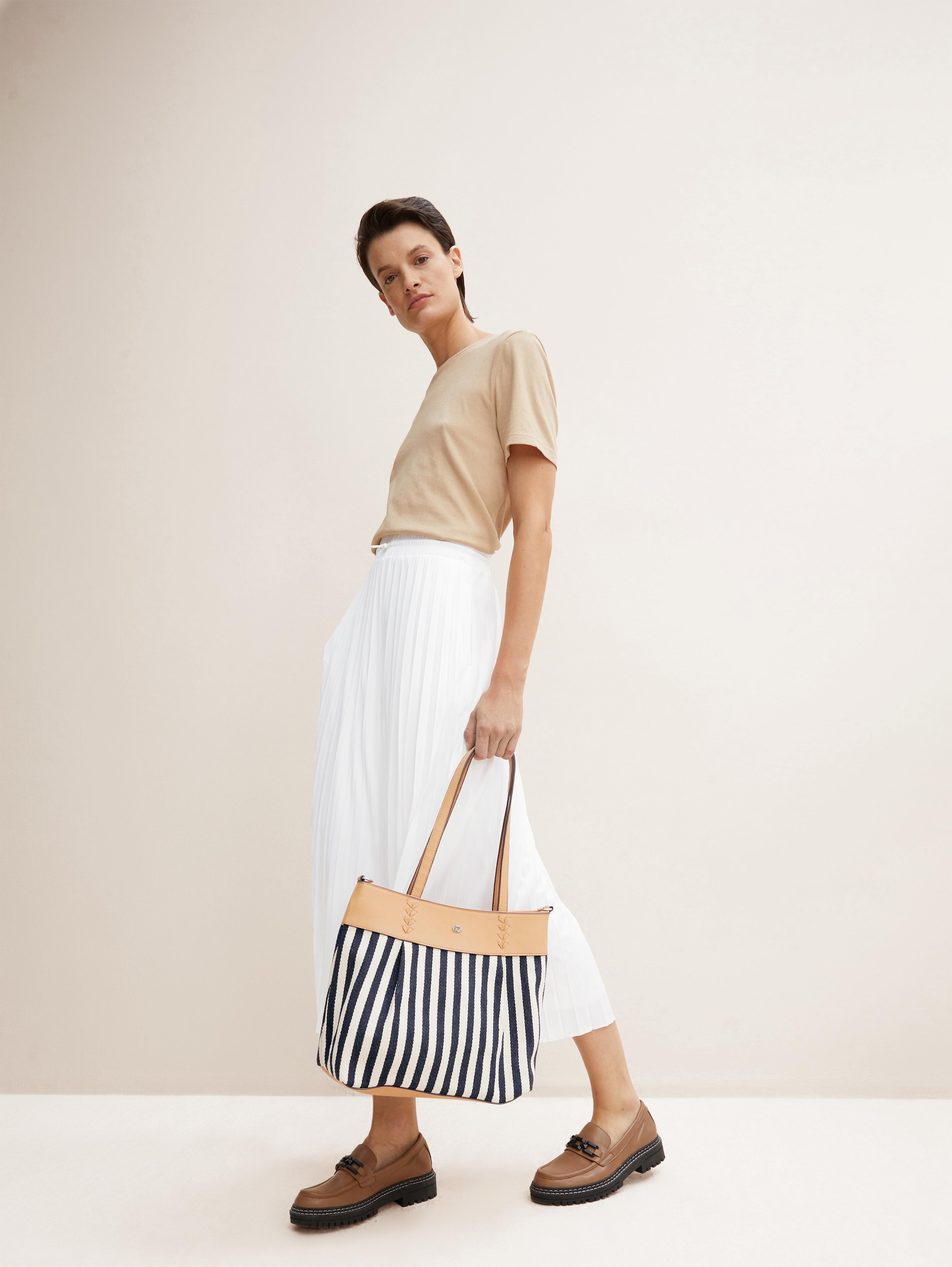 Nia Querformat-Shopper - stripes blue - seitliche Model-Ansicht