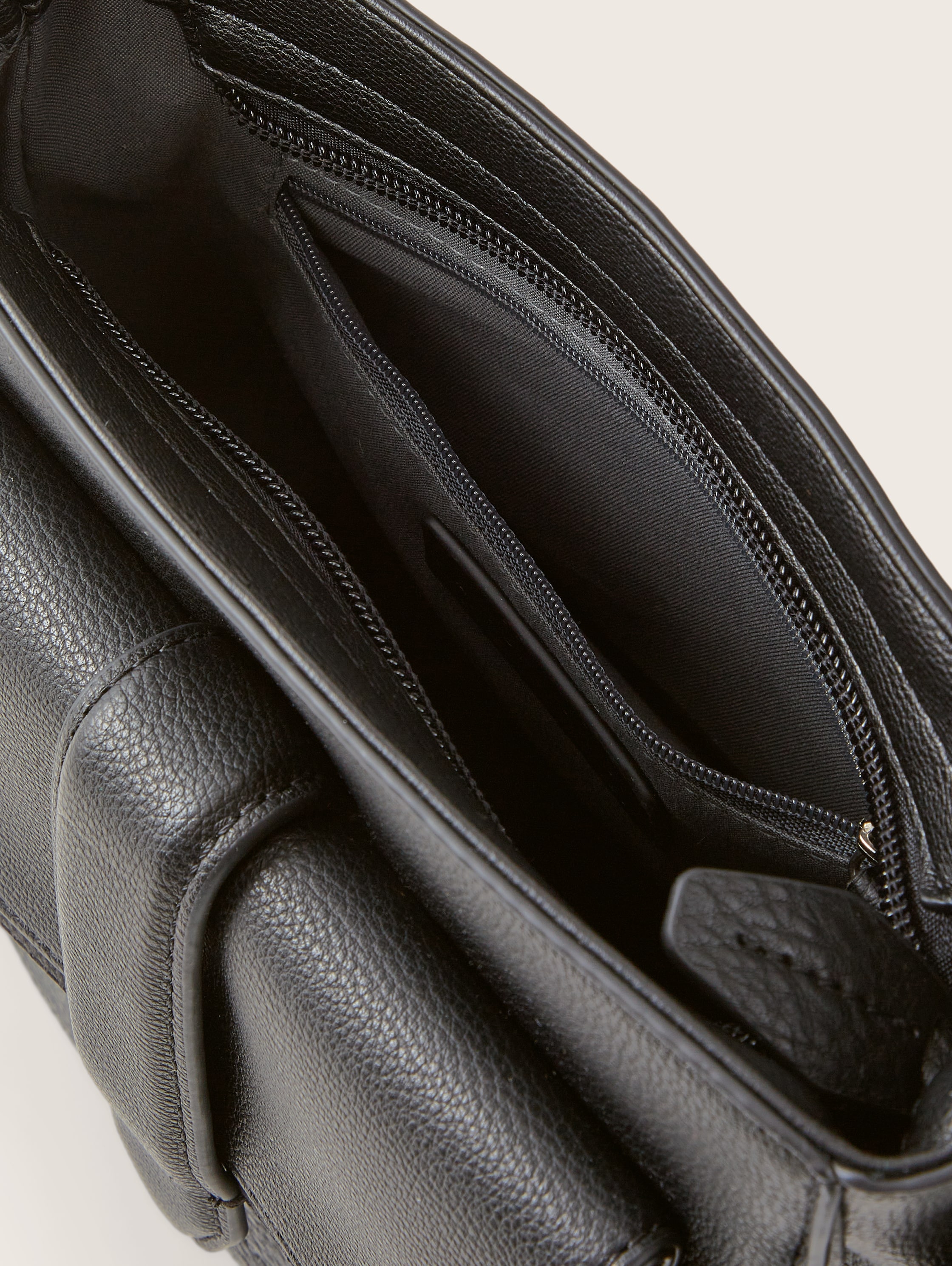 Umhängetasche AMELY mit verstellbarem Schulterriemen - mixed black - seitliche Produkt-Ansicht 