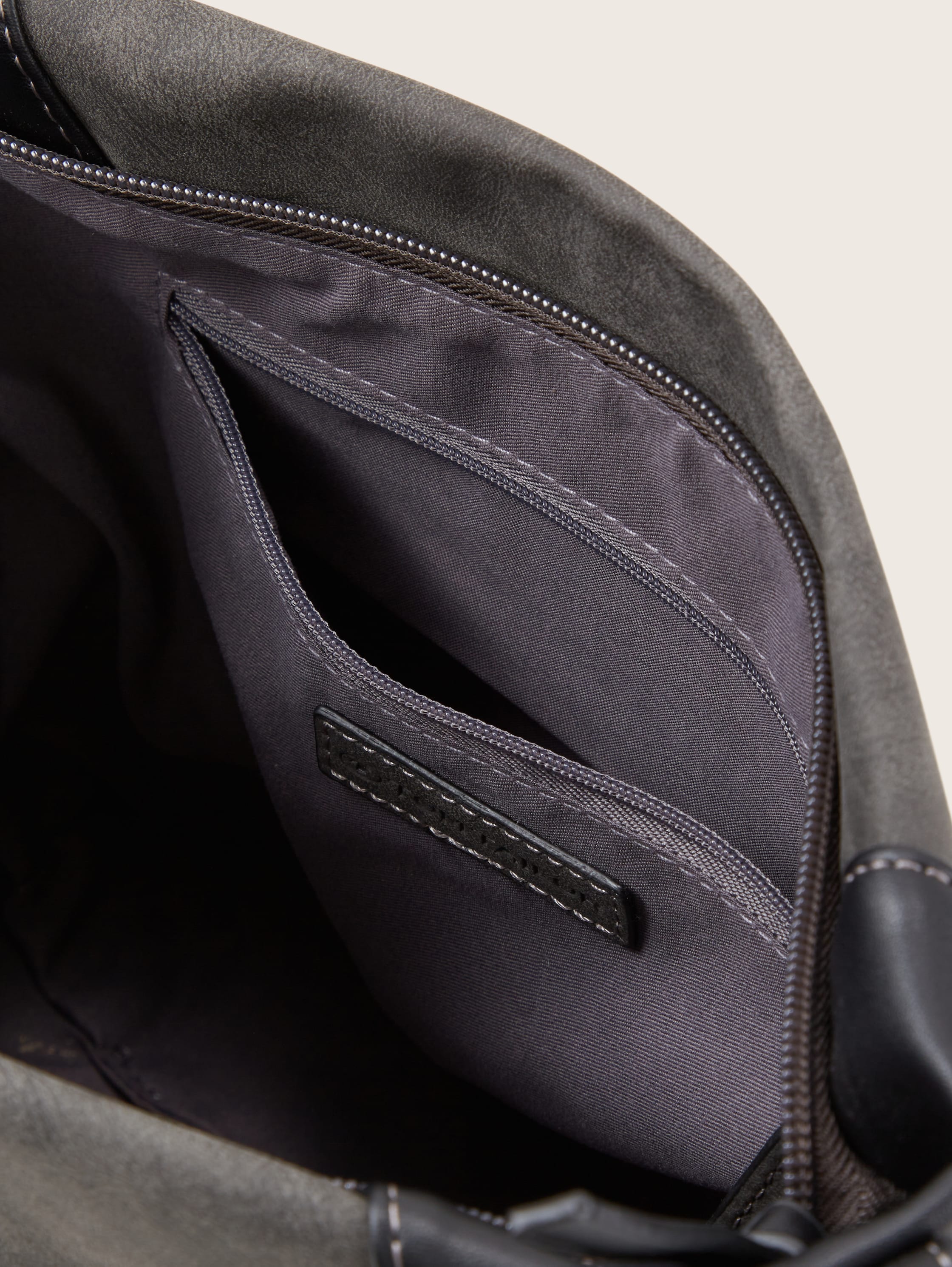 Caren Umhängetasche aus Lederimitat - dark grey - seitliche Produkt-Ansicht 