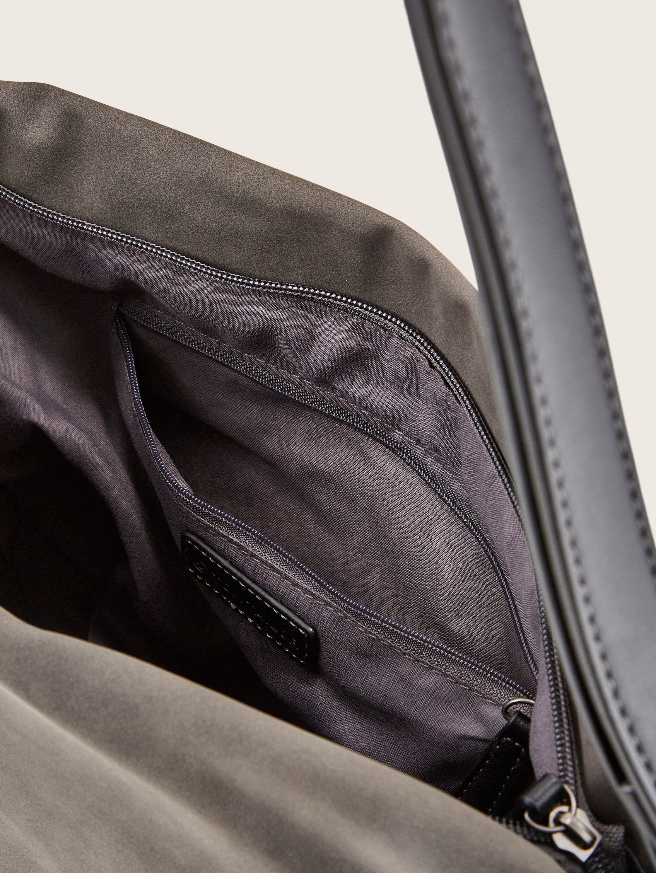 Gila Umhängetasche aus Nubukimitat - dark grey - seitliche Produkt-Ansicht 