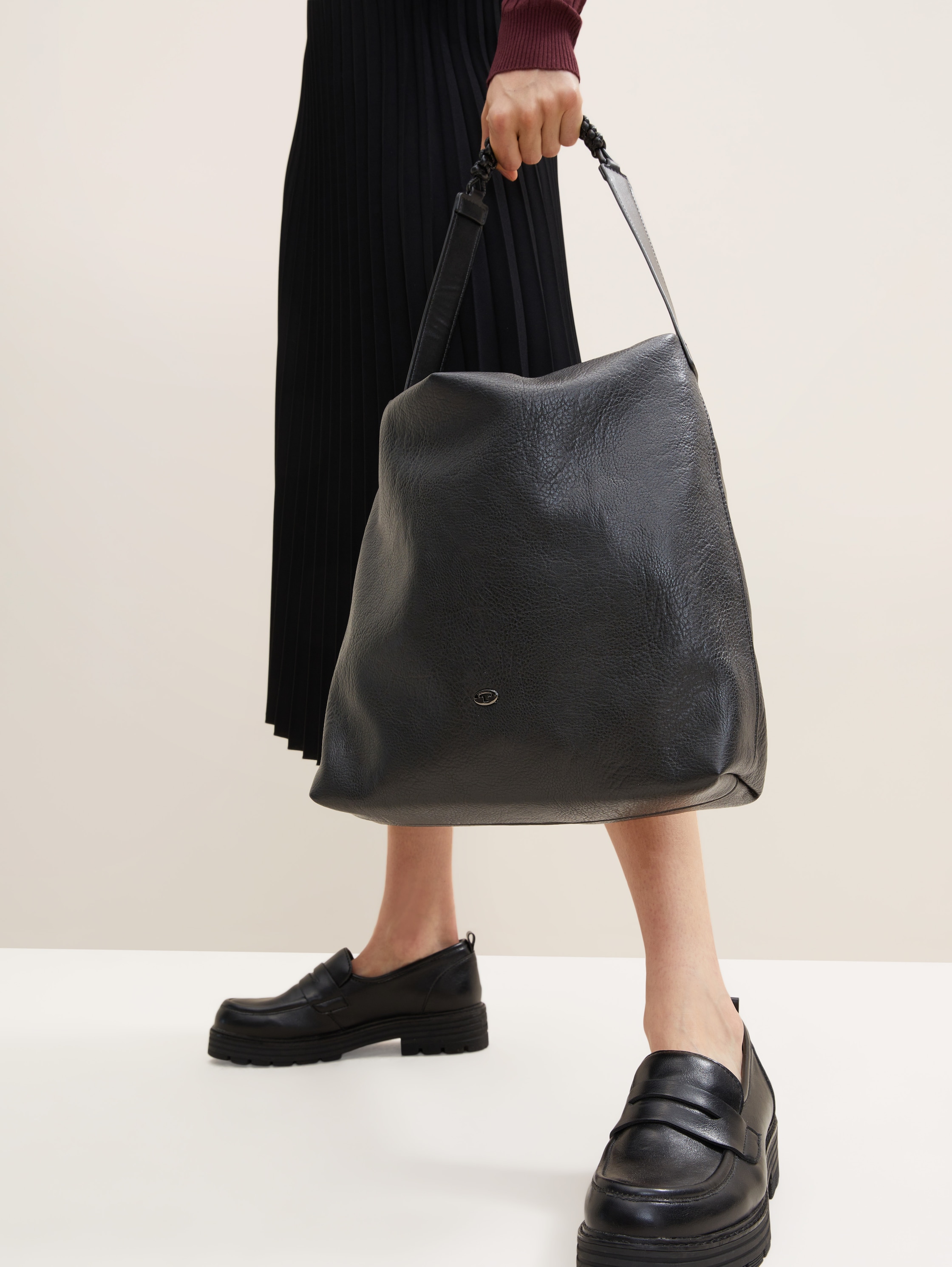 LANI shoulder bag with braided details on the handle - schwarz / black - side model view