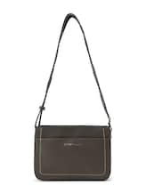 Ausgewählt, Arlene Umhängetasche mit vorderem Fach von Tom Tailor, braun