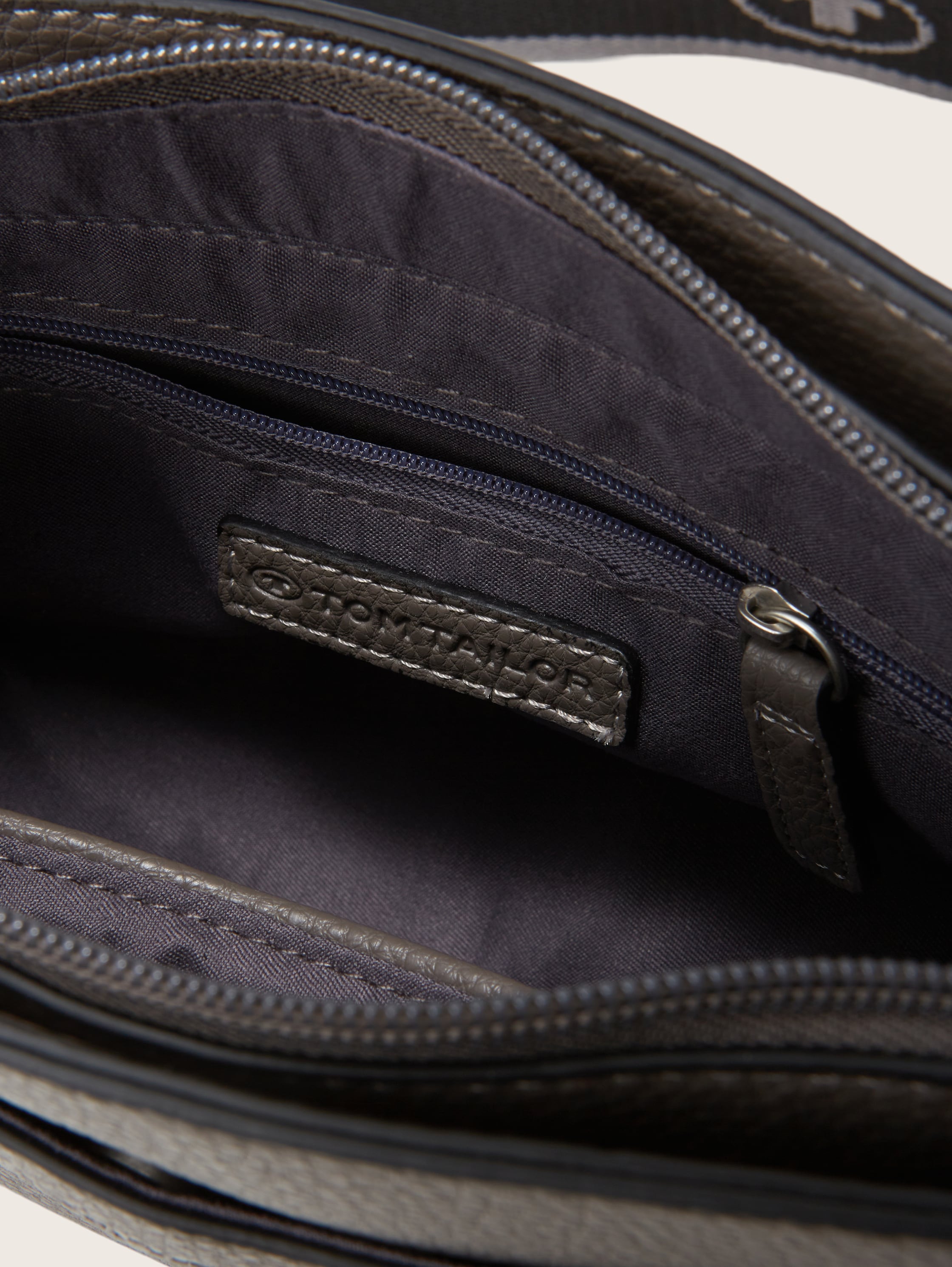 Arlene Umhängetasche mit vorderem Fach - charcoal - seitliche Produkt-Ansicht 