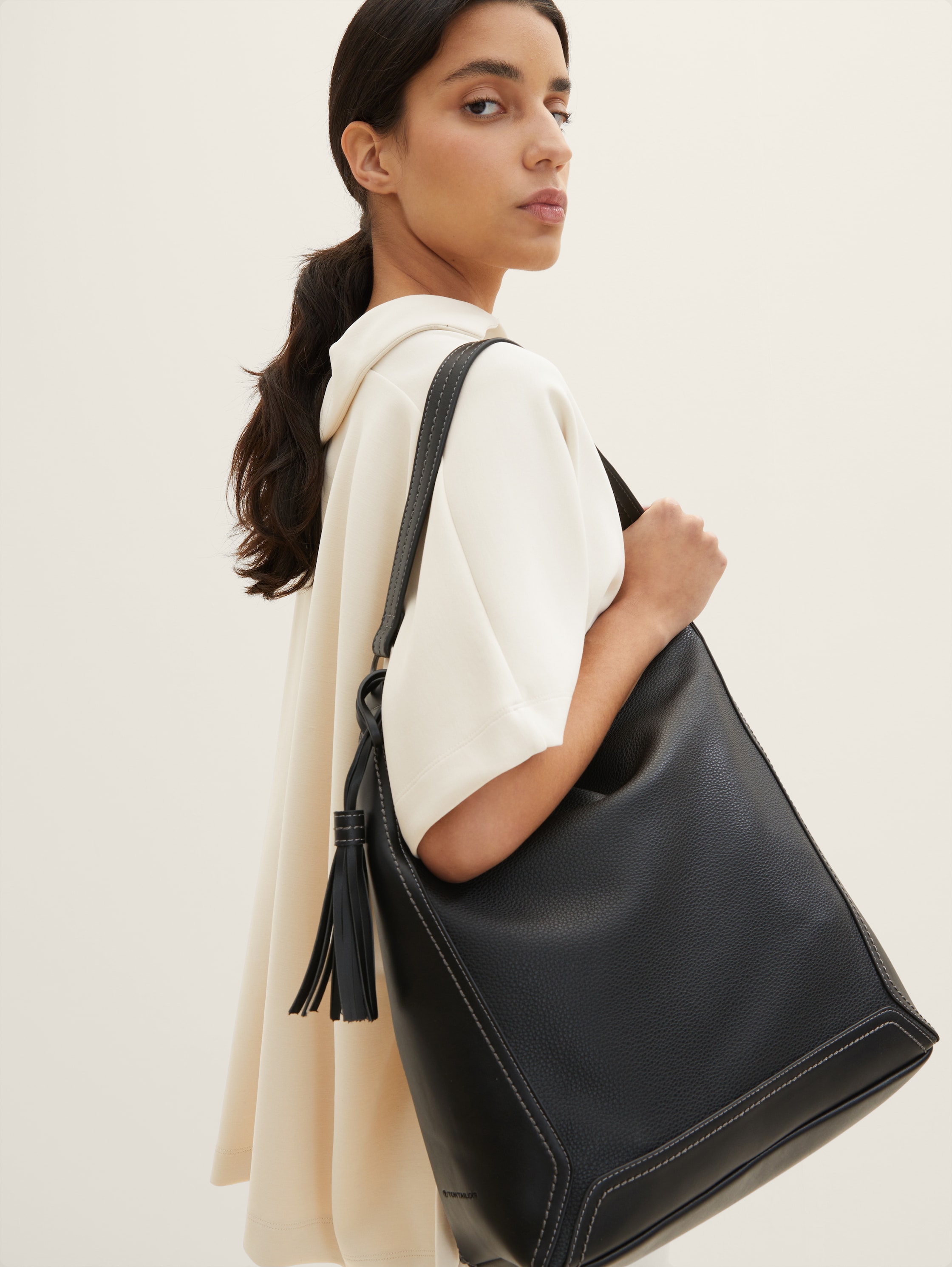 Isa Hobo Tasche - schwarz / black - seitliche Model-Ansicht