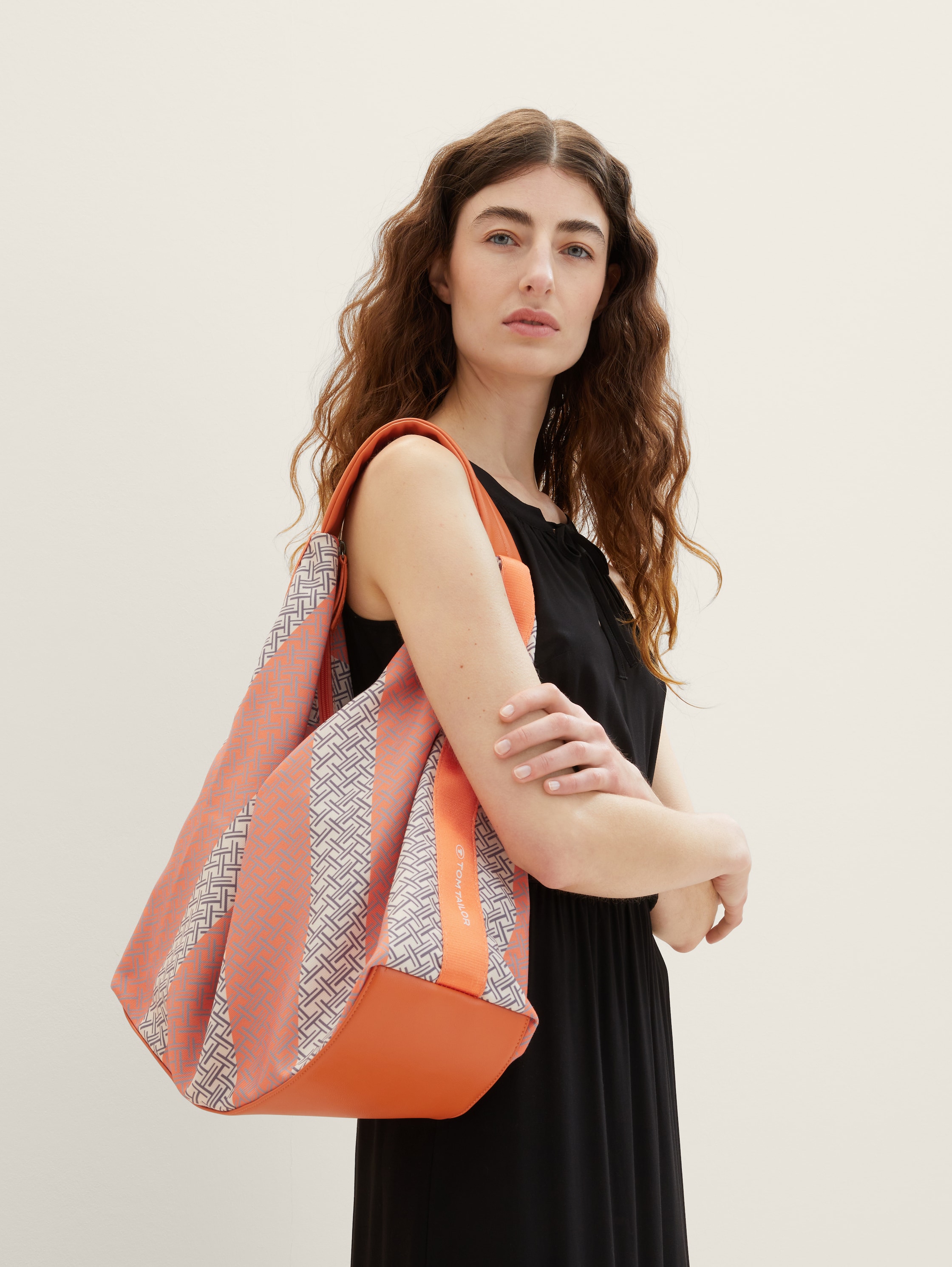 LEONI Shopper mit Webstruktur - orange / orange - seitliche Model-Ansicht
