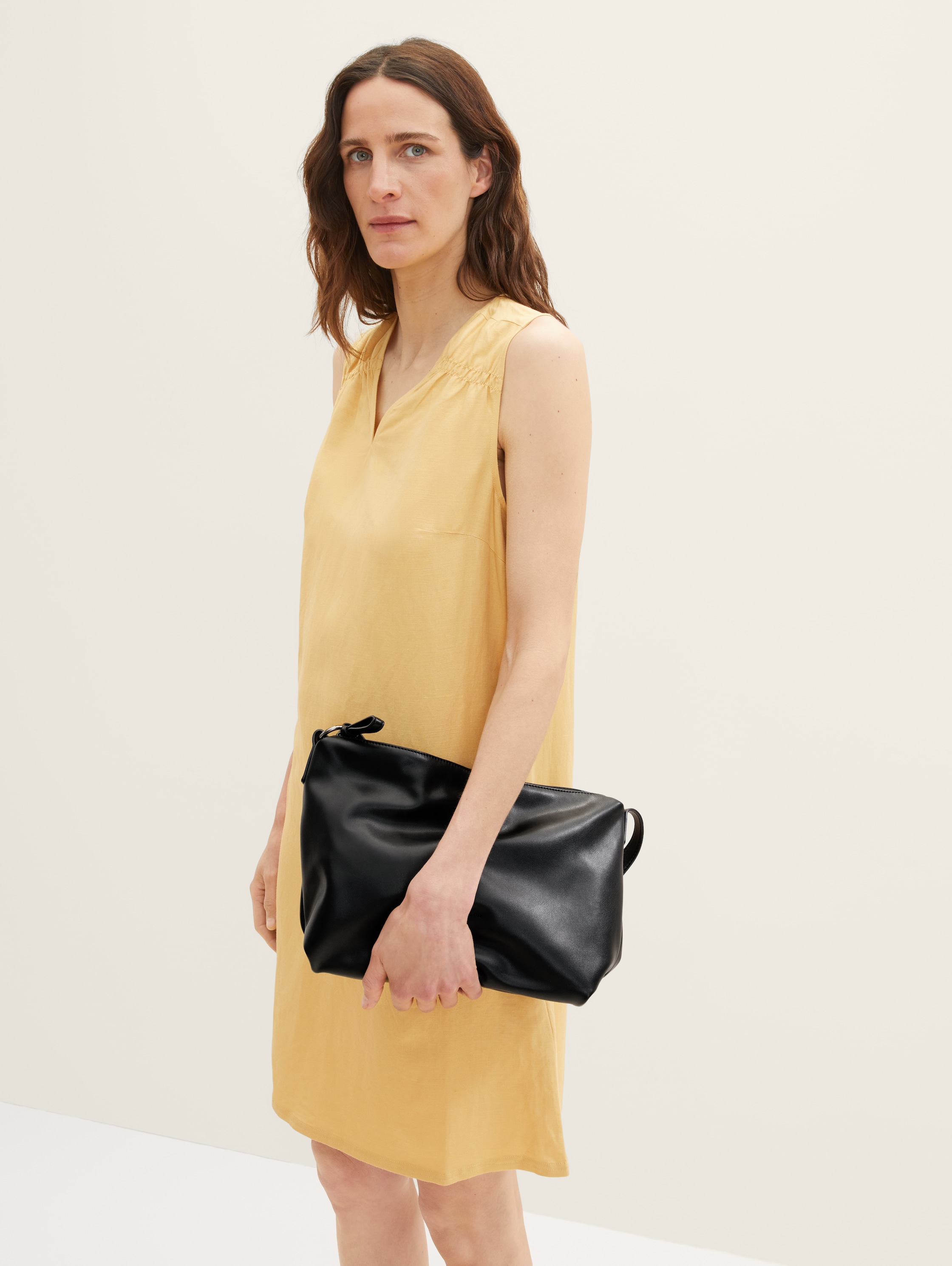 Zenia Umhängetasche - schwarz / black - seitliche Model-Ansicht