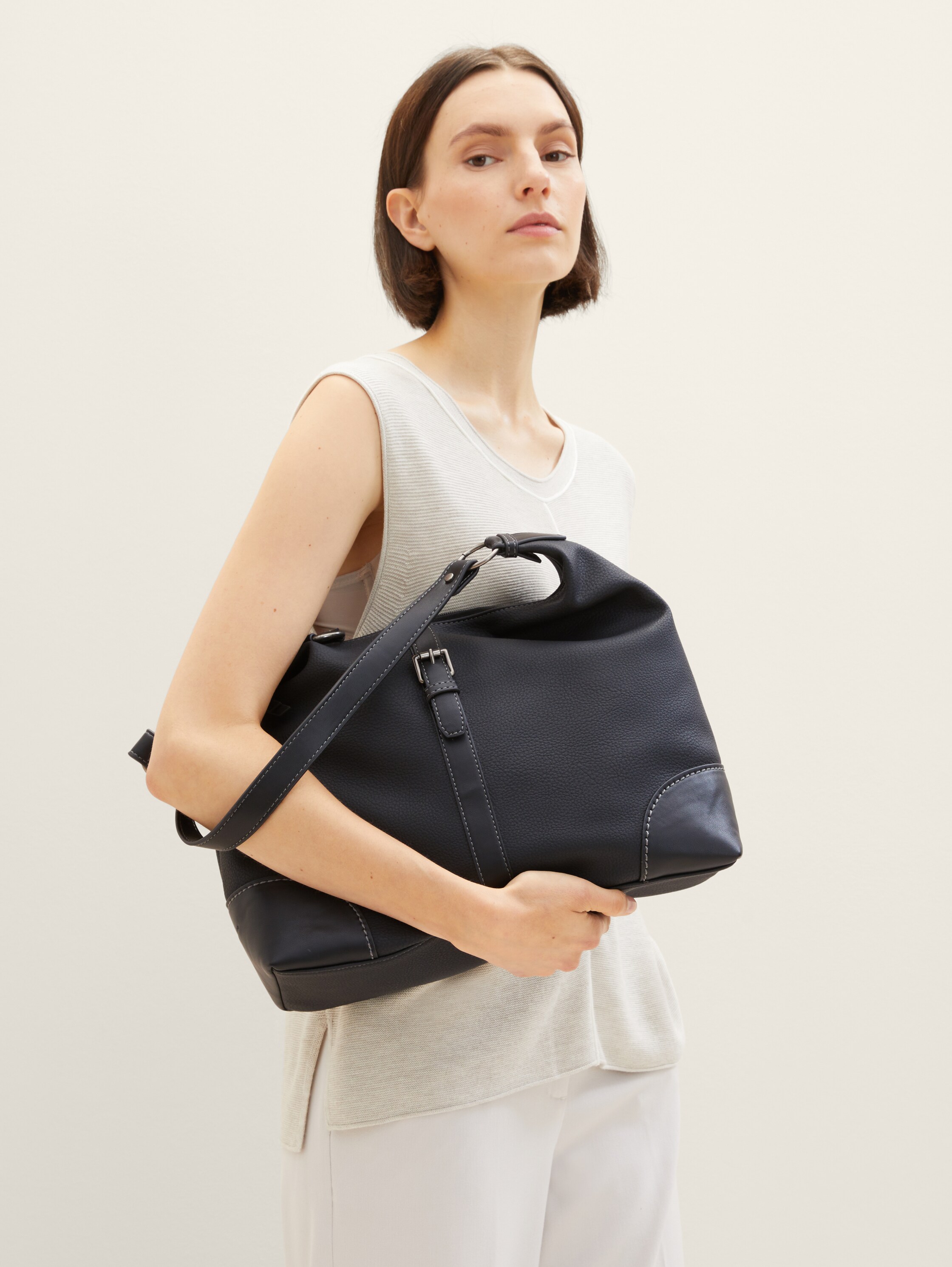 BECKY Handtas - schwarz / black - zijaanzicht model