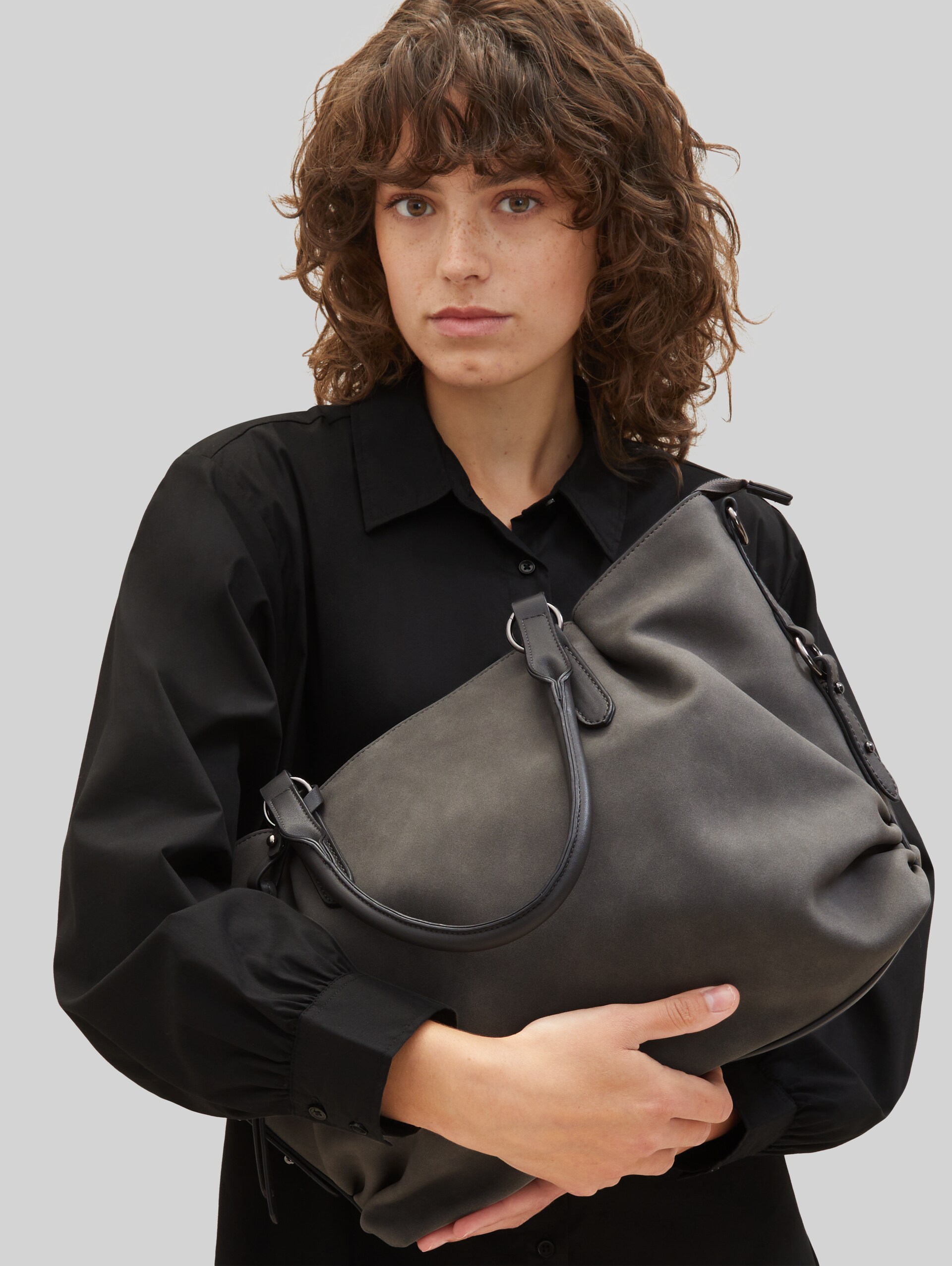 Bruna Shopper - dark grey - seitliche Model-Ansicht
