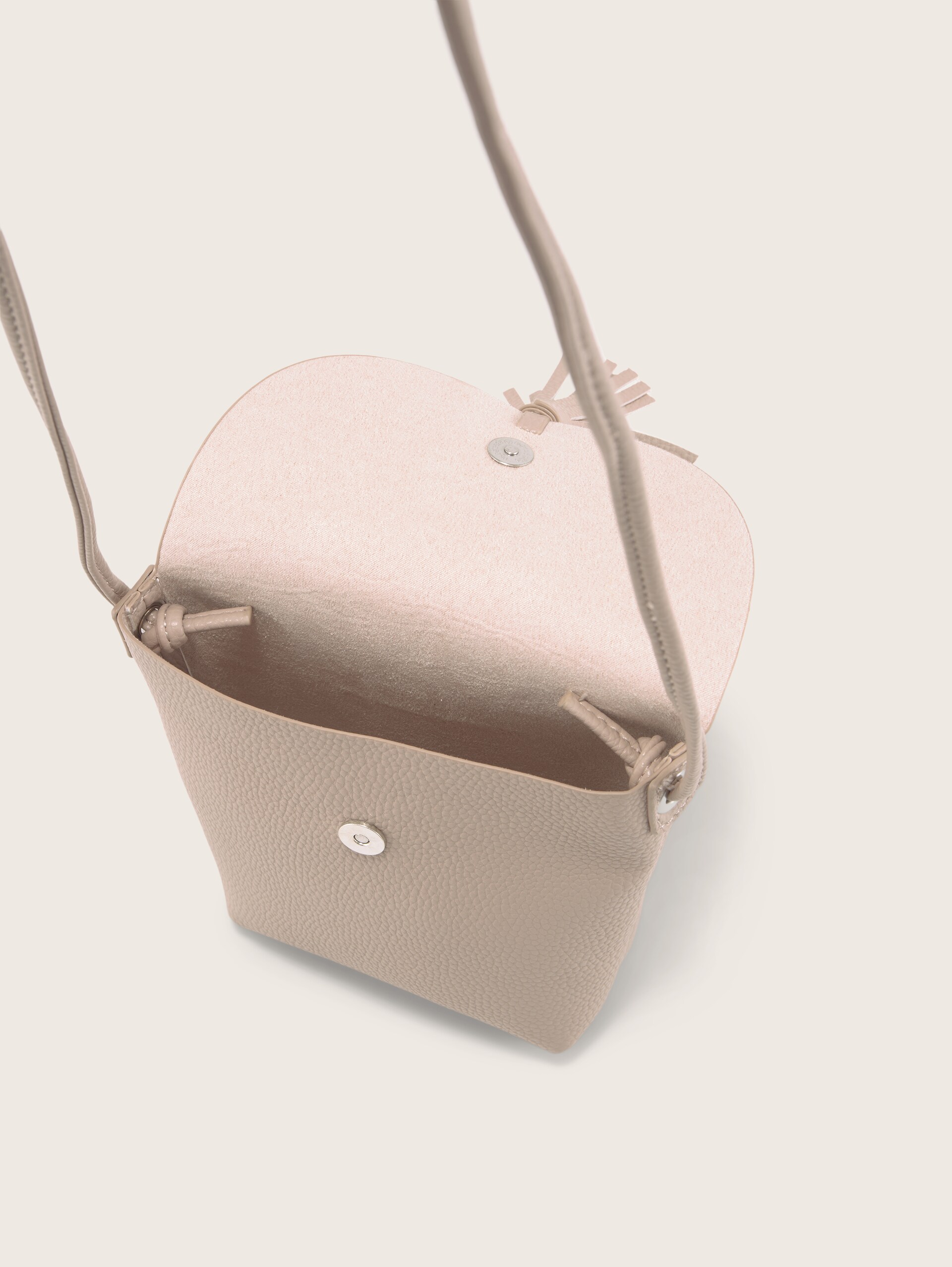 TTIDA S schoudertas met magneetsluiting - nude - zijaanzicht product 