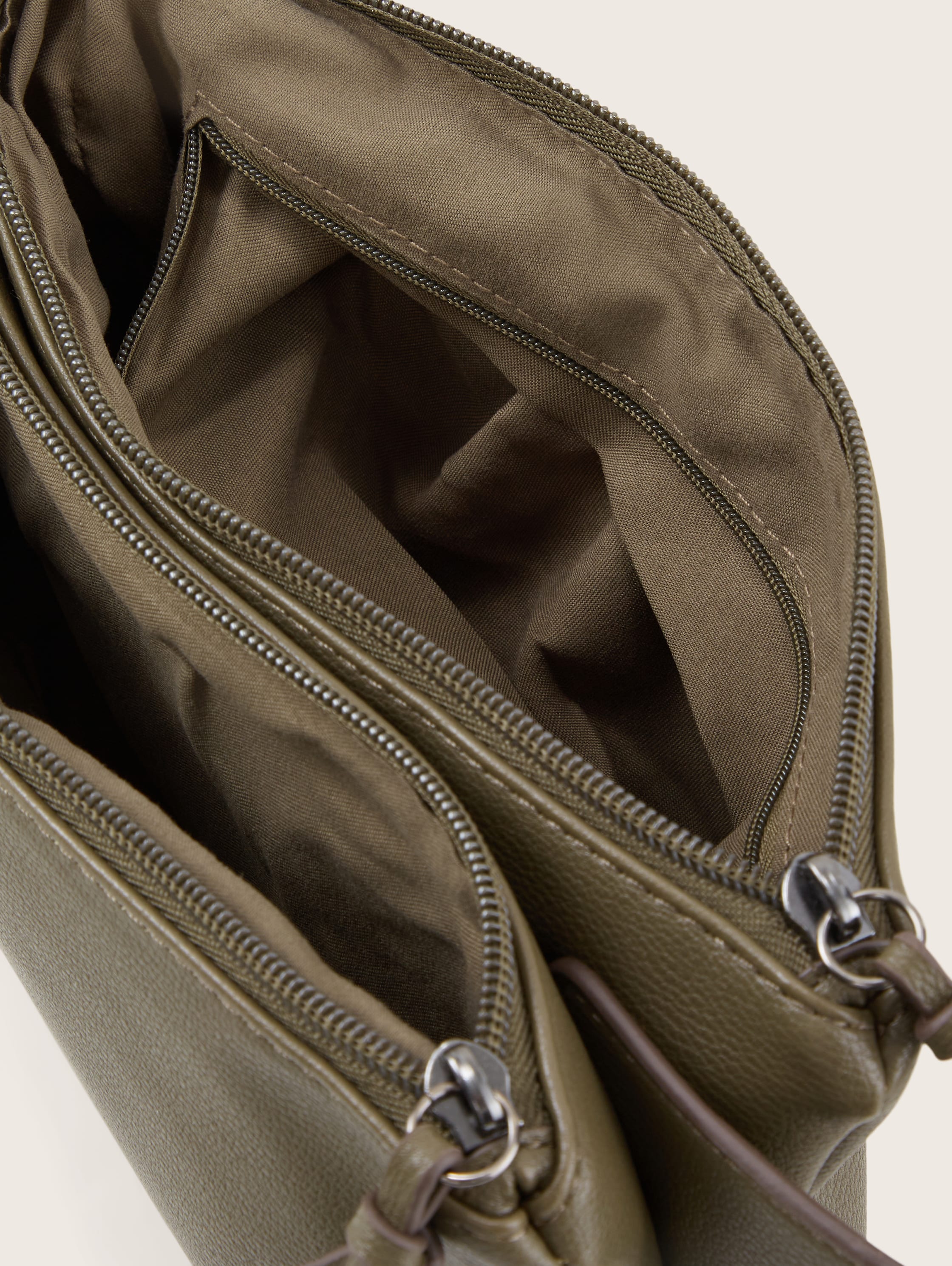 Aila Umhängetasche mit Gürteltaschenfunktion - khaki / khaki - seitliche Produkt-Ansicht 