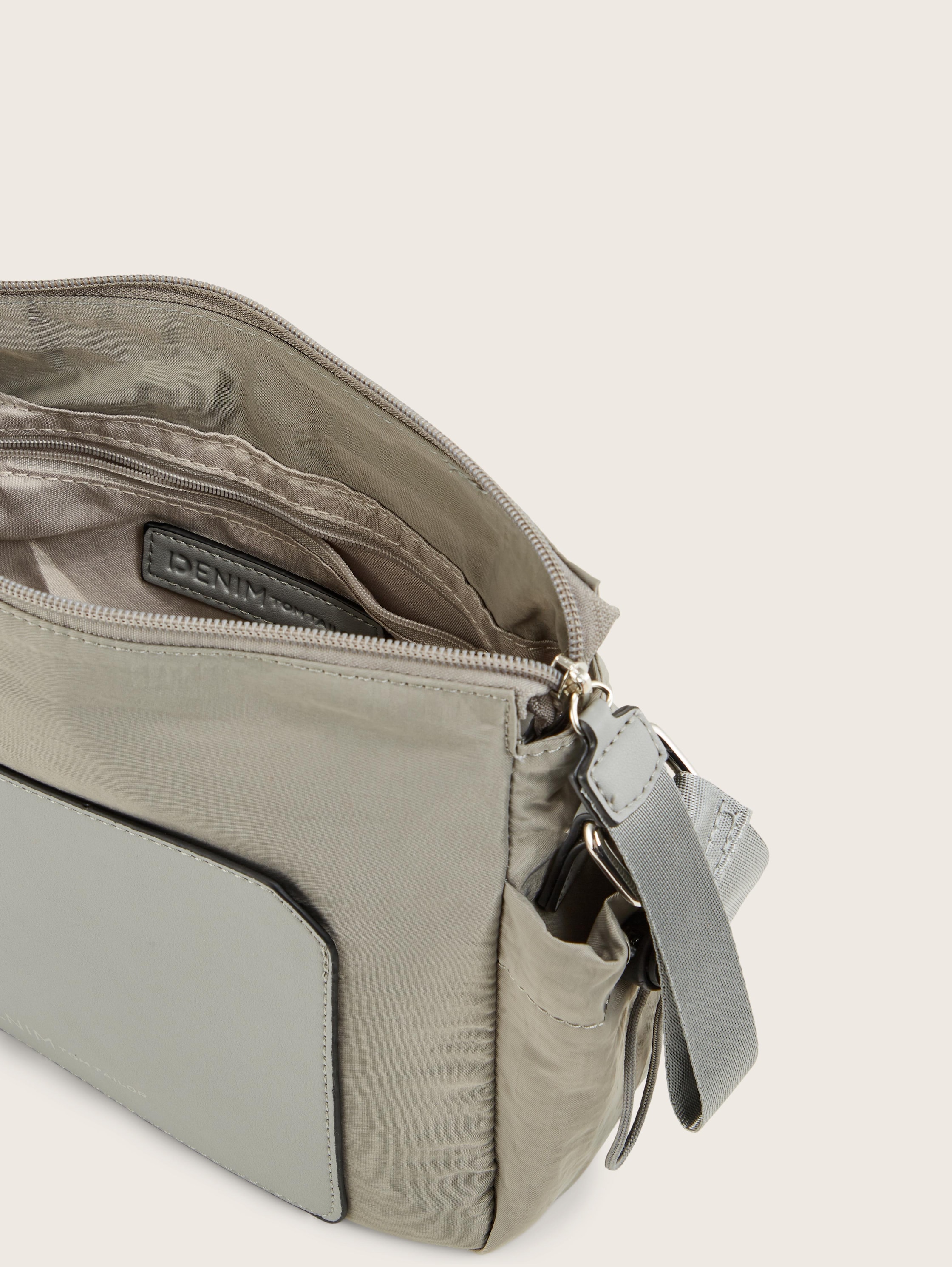 Kleine schoudertas met ritsopening Alma - mid grey - zijaanzicht product 