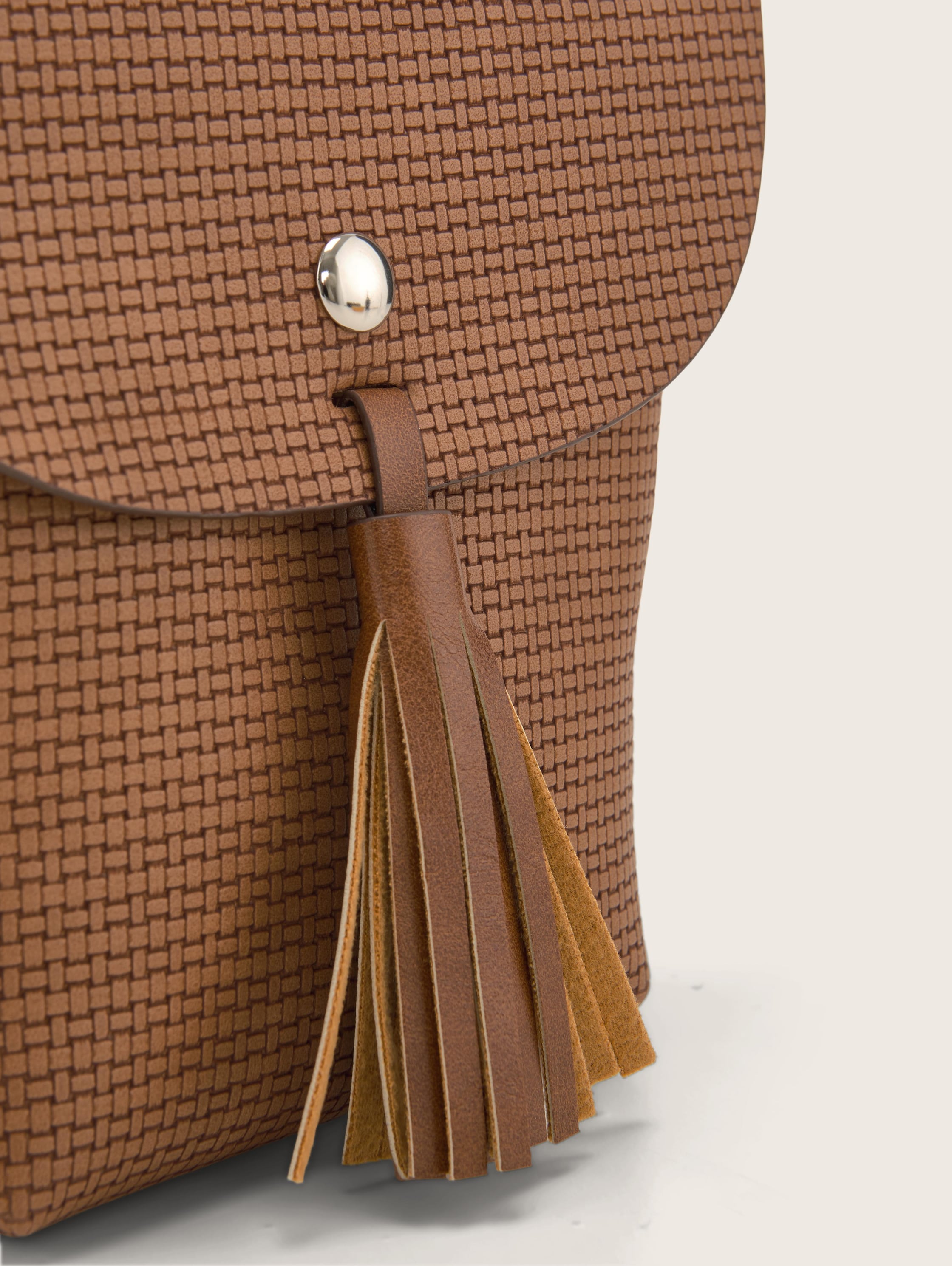 Geweefde kleine flaptas met magnetische sluiting IDA - cognac / brandy - zijaanzicht product 