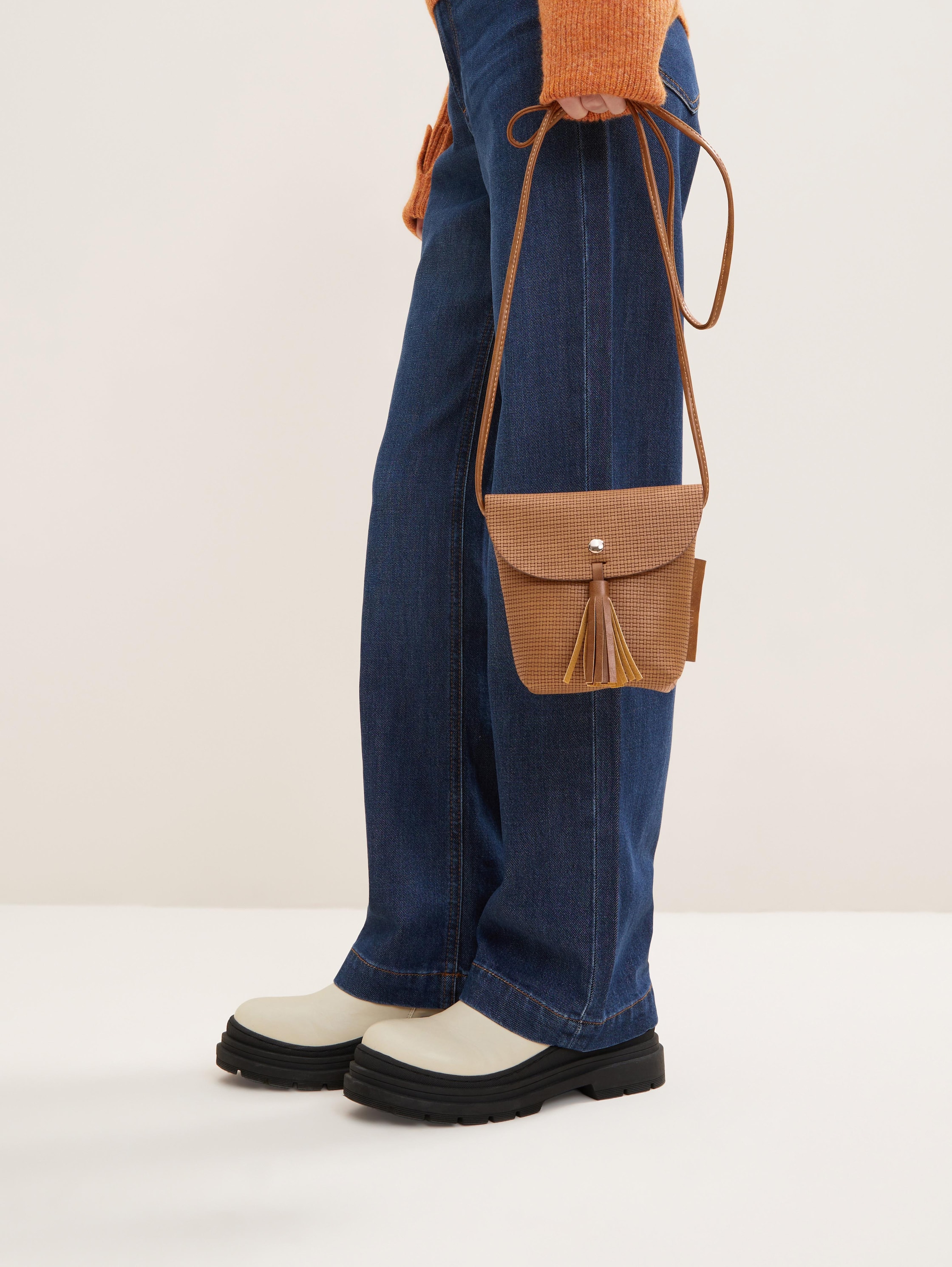 Geweefde kleine flaptas met magnetische sluiting IDA - cognac / brandy - zijaanzicht model