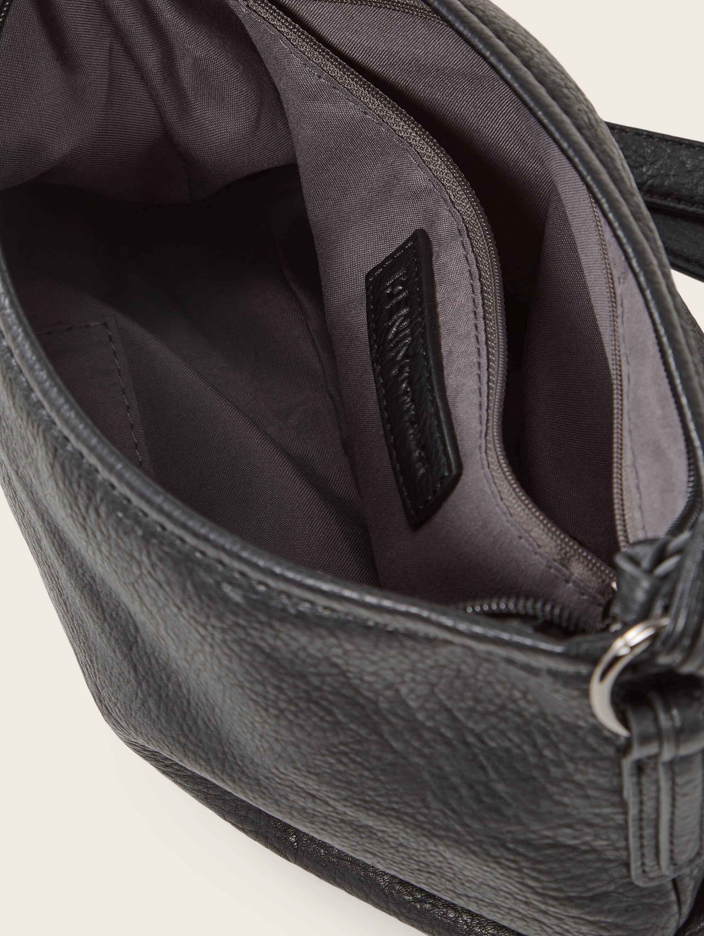 Evi Schultertasche aus Lederimitat - schwarz / black - seitliche Produkt-Ansicht 