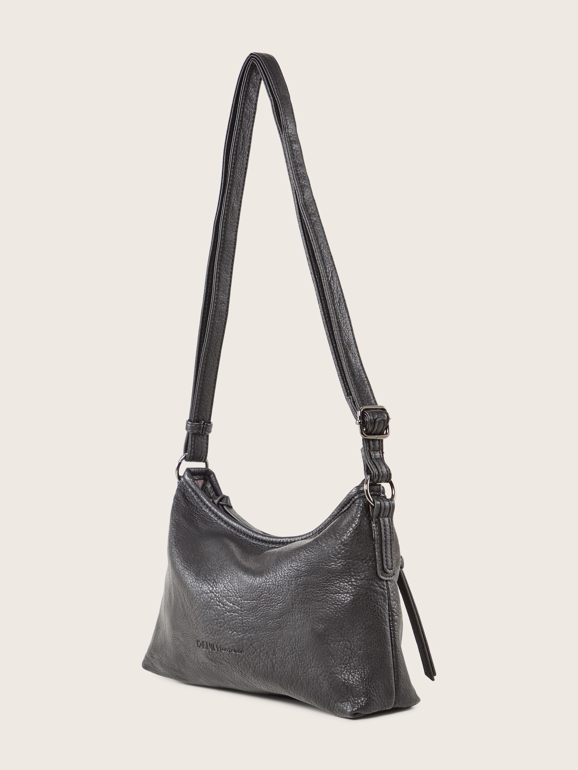 Evi Schultertasche aus Lederimitat - schwarz / black - seitliche Produkt-Ansicht 