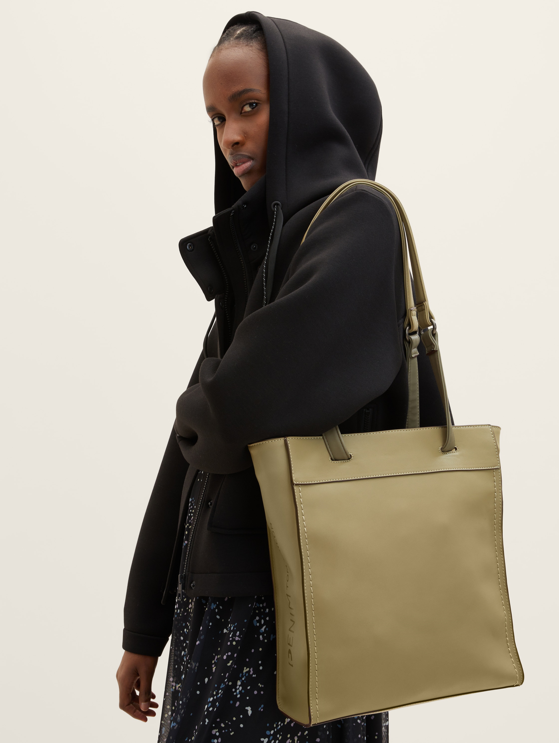 Vanessa Shopper - sage - seitliche Model-Ansicht