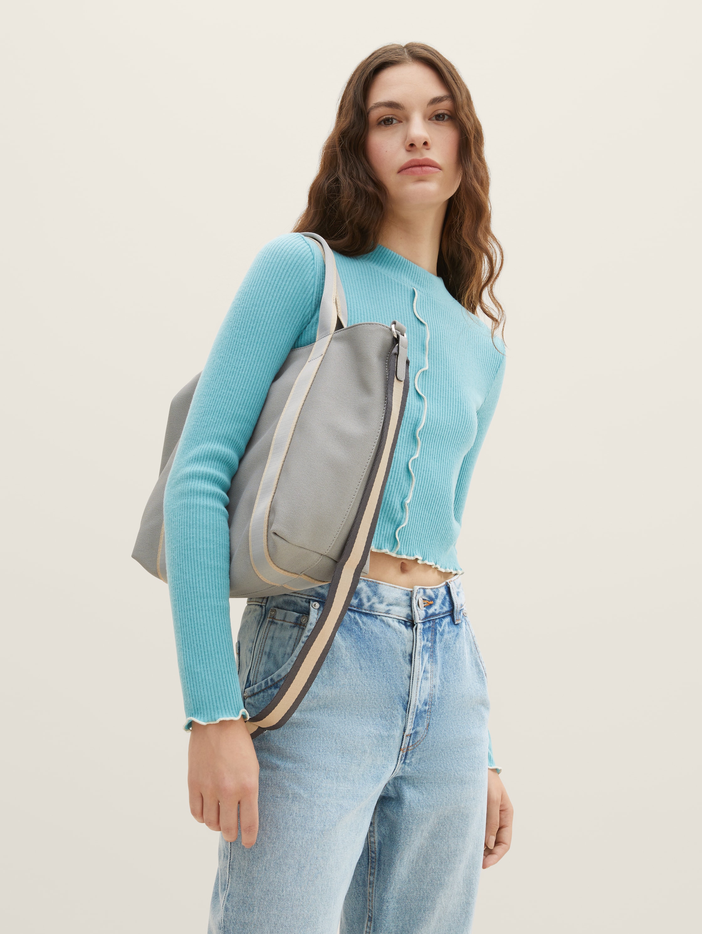 Verena Umhängetasche - hellblau / light blue - seitliche Model-Ansicht