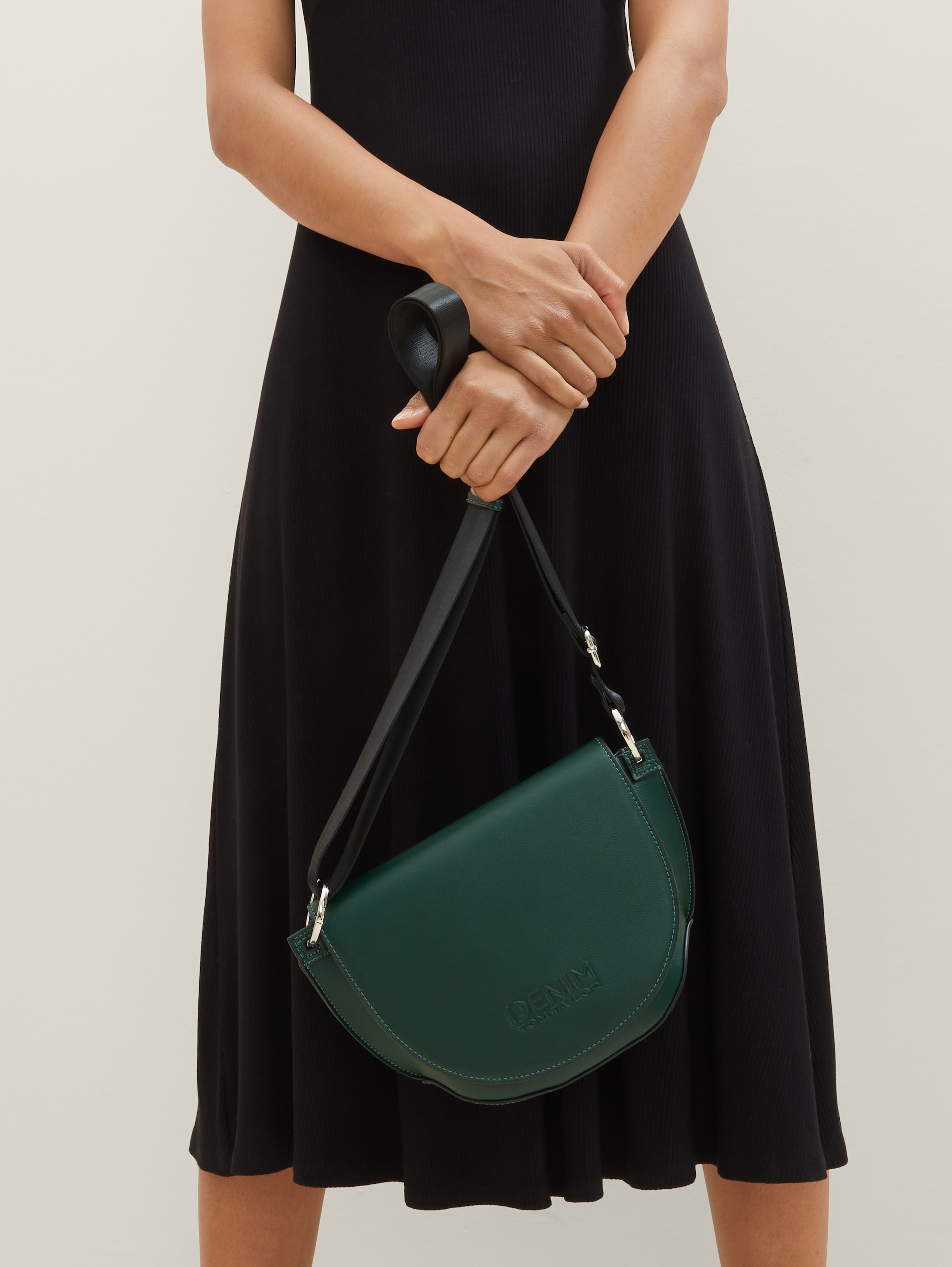 Milena Umhängetasche - grün / green - seitliche Model-Ansicht