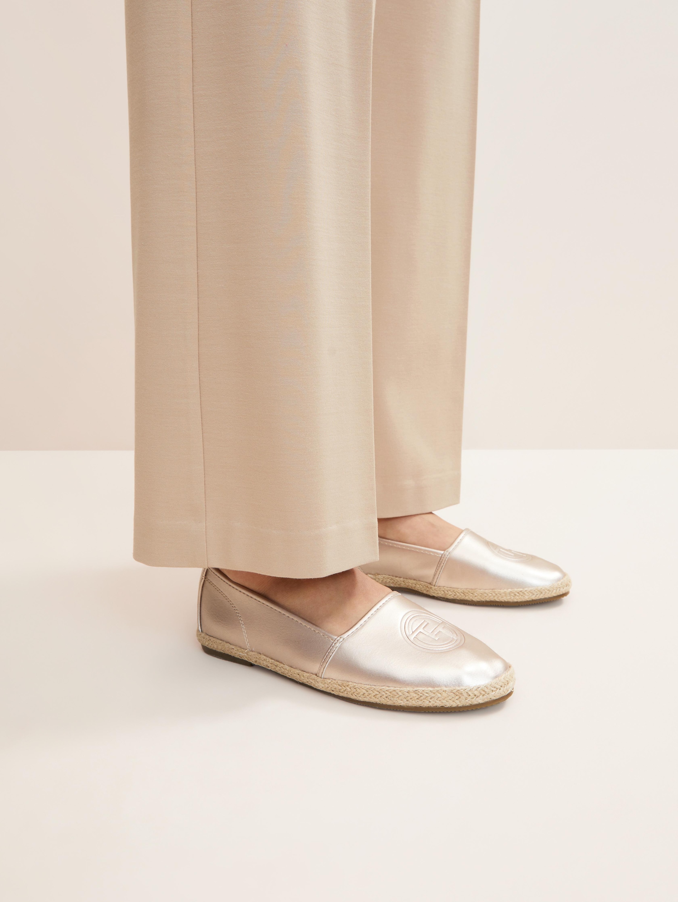 Closed patent-look slippers - marble