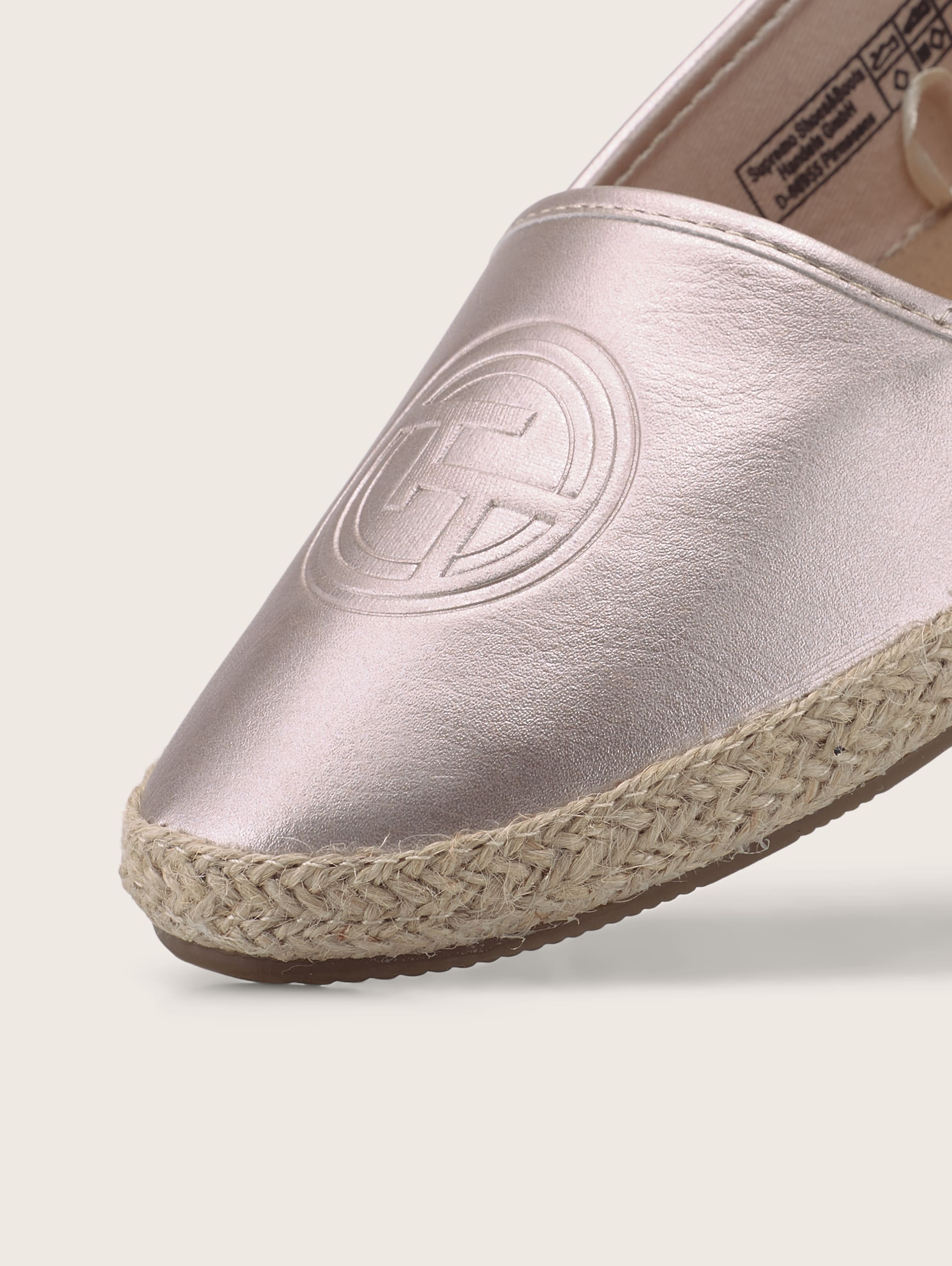 Closed patent-look slippers - marble