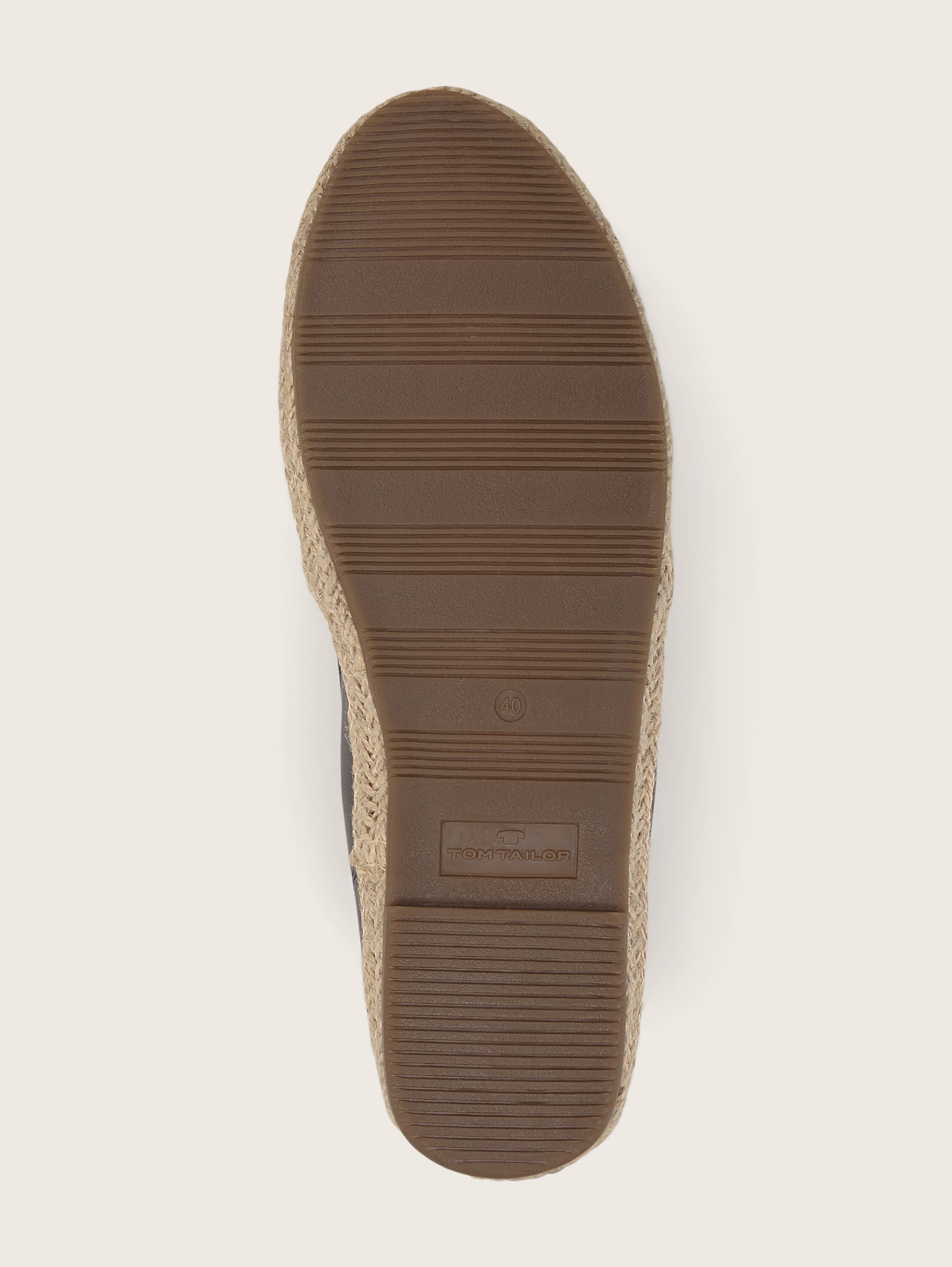 Geschlossene Slipper in Lack-Optik - 8