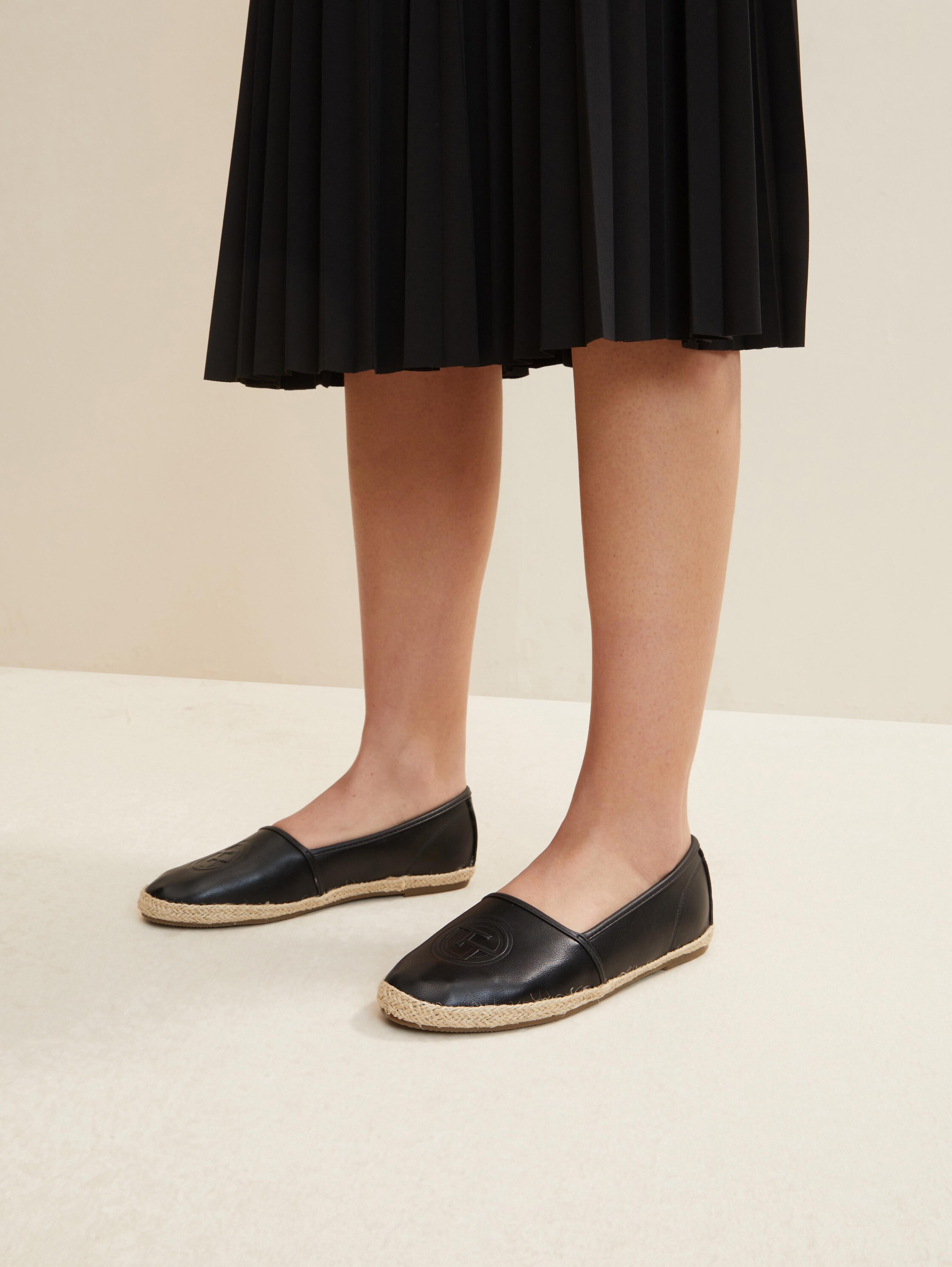 Geschlossene Slipper in Lack-Optik - 2