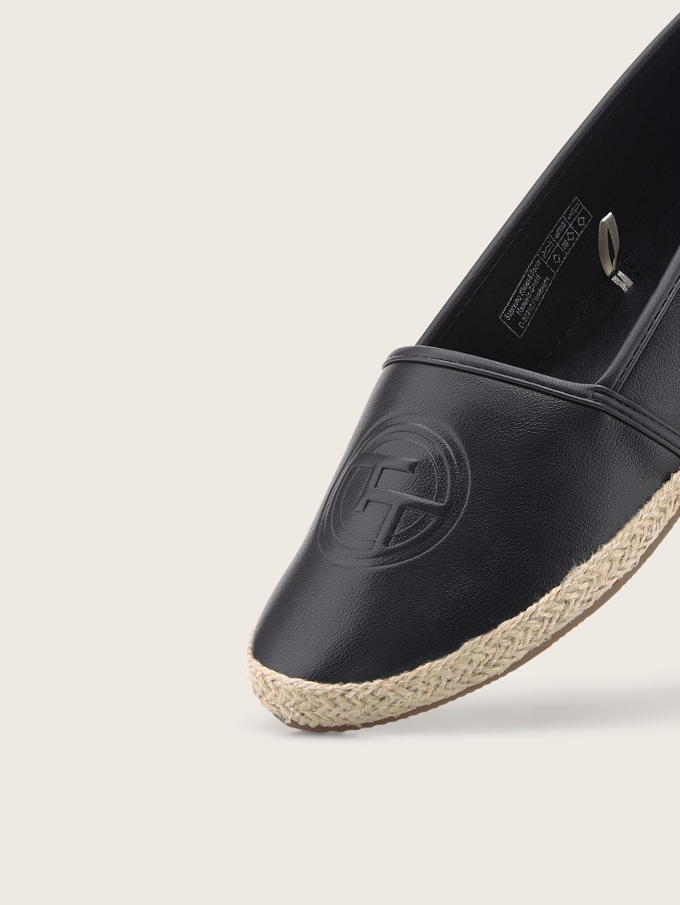 Geschlossene Slipper in Lack-Optik - 5