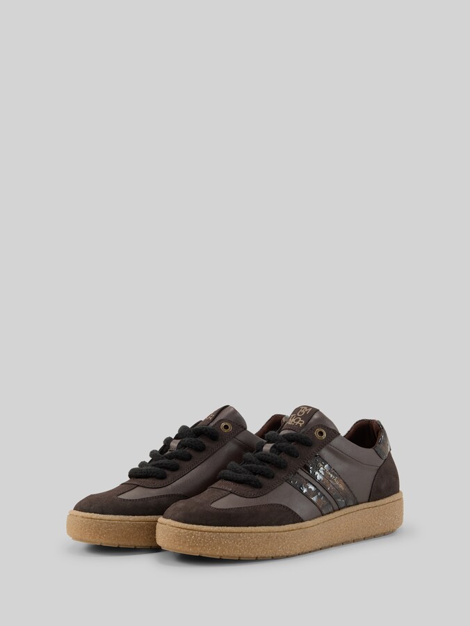 Sneaker aus Lederimitat von Women, mokka